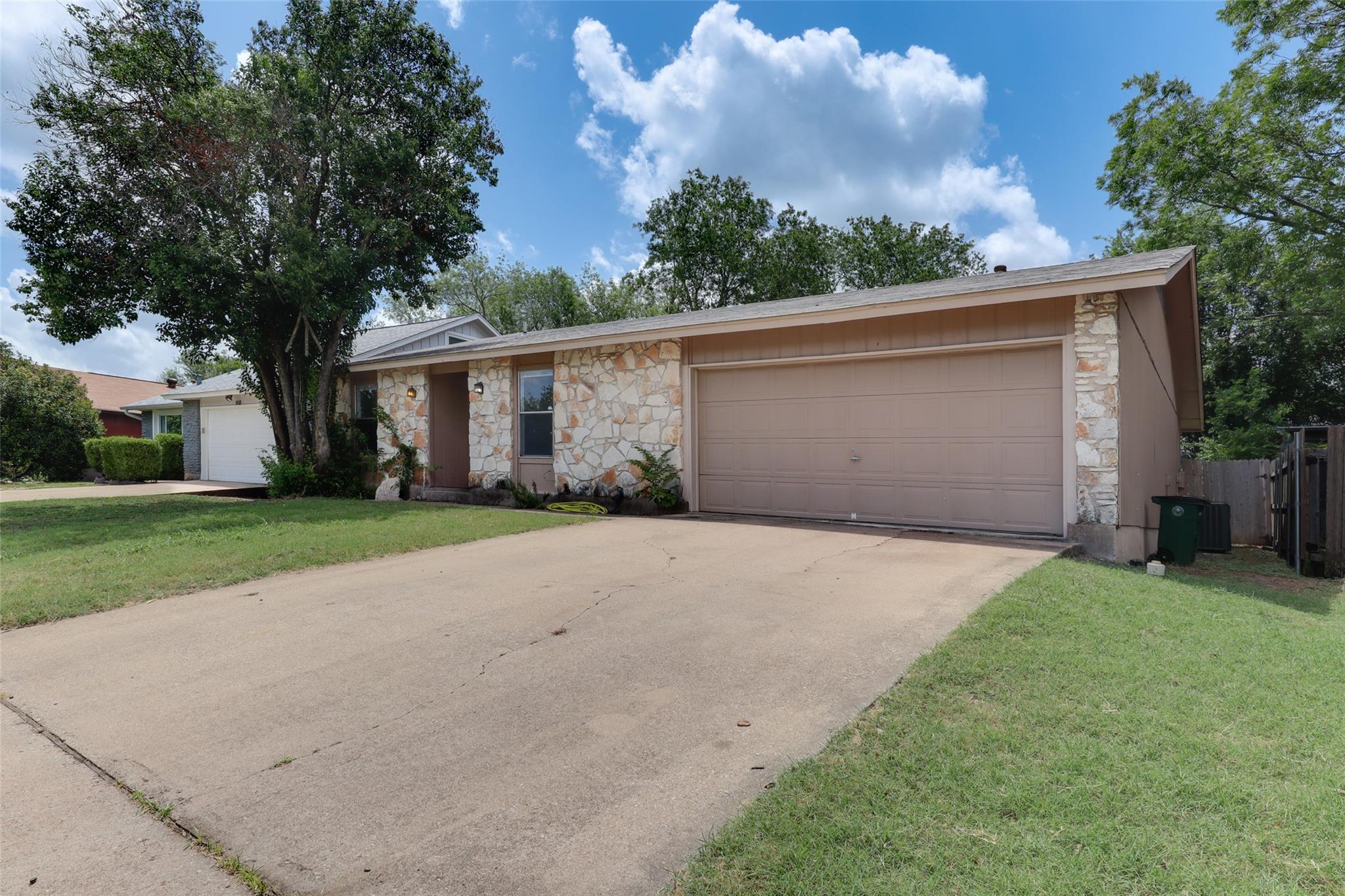 Listing photo 1 of 656  Mairo St