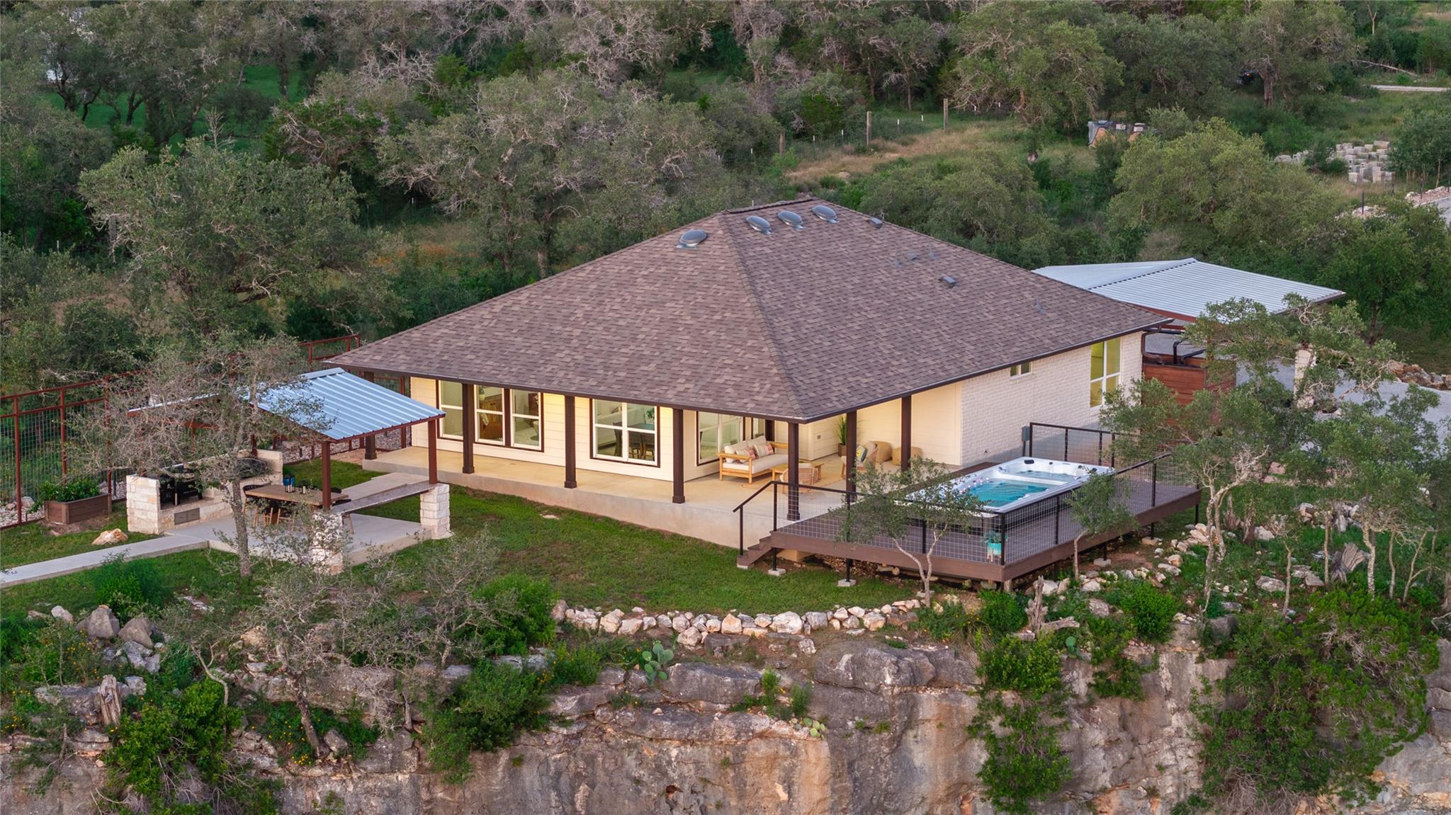 Listing photo 1 of 1104  Cliffview Dr