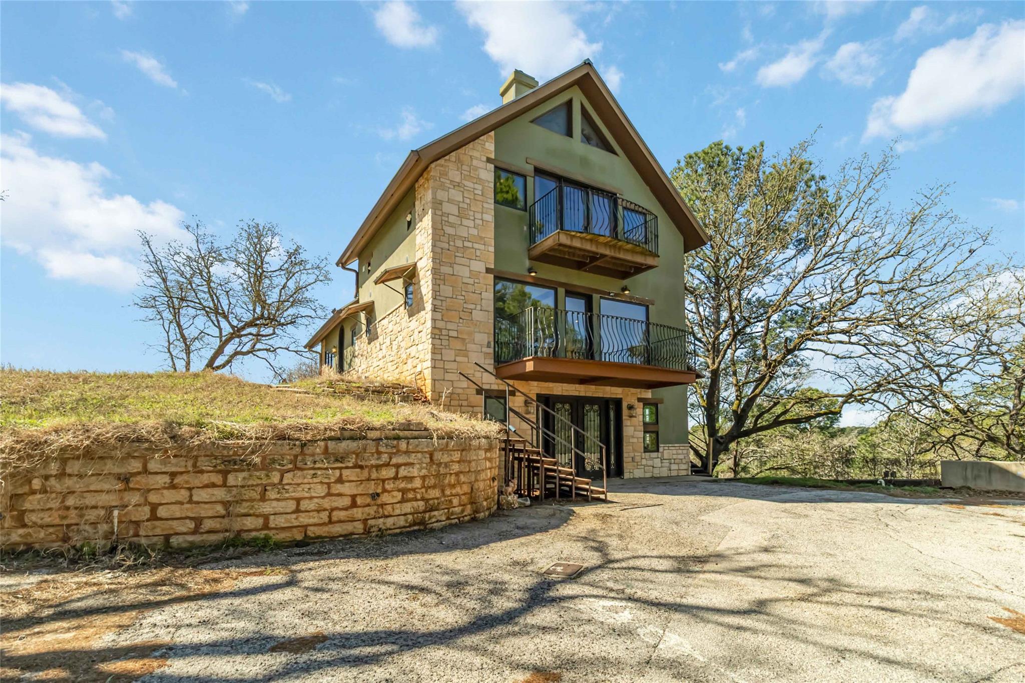 Listing photo 1 of 128  Kaupo Dr