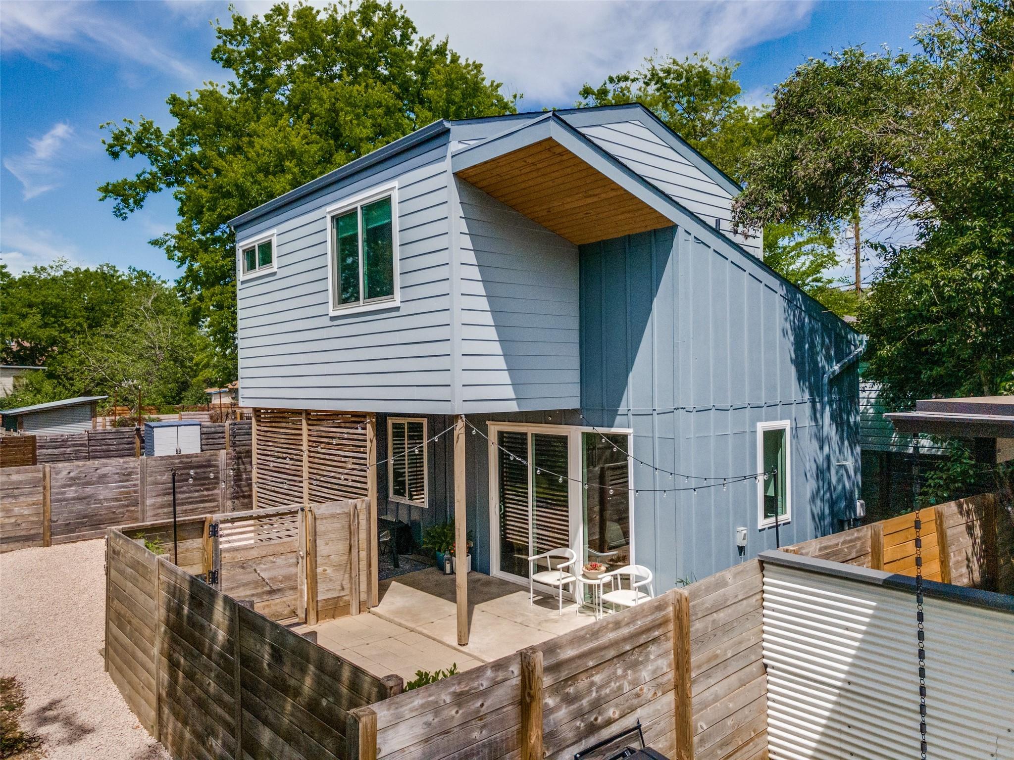 Listing photo 1 of 919 E 51st St  #B