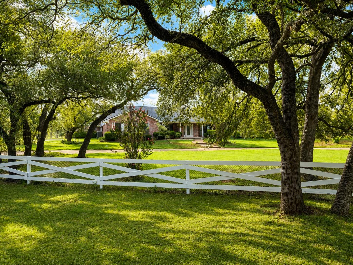 Listing photo 1 of 1501  Woods Loop