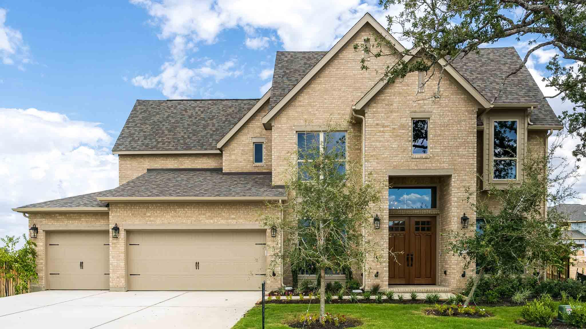 Listing photo 1 of 208  Oswalt Way