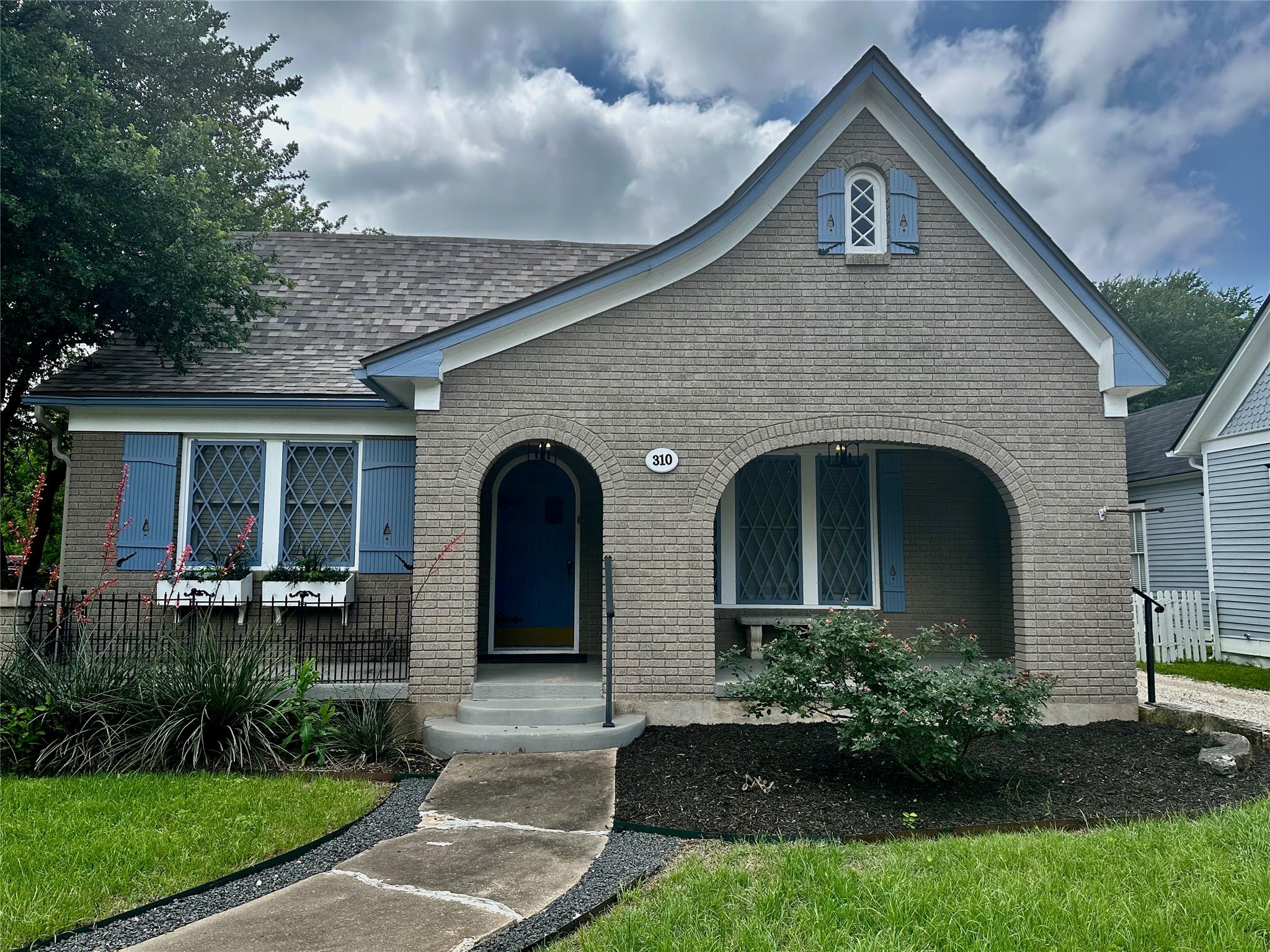 Listing photo 1 of 310 W University Ave  #3