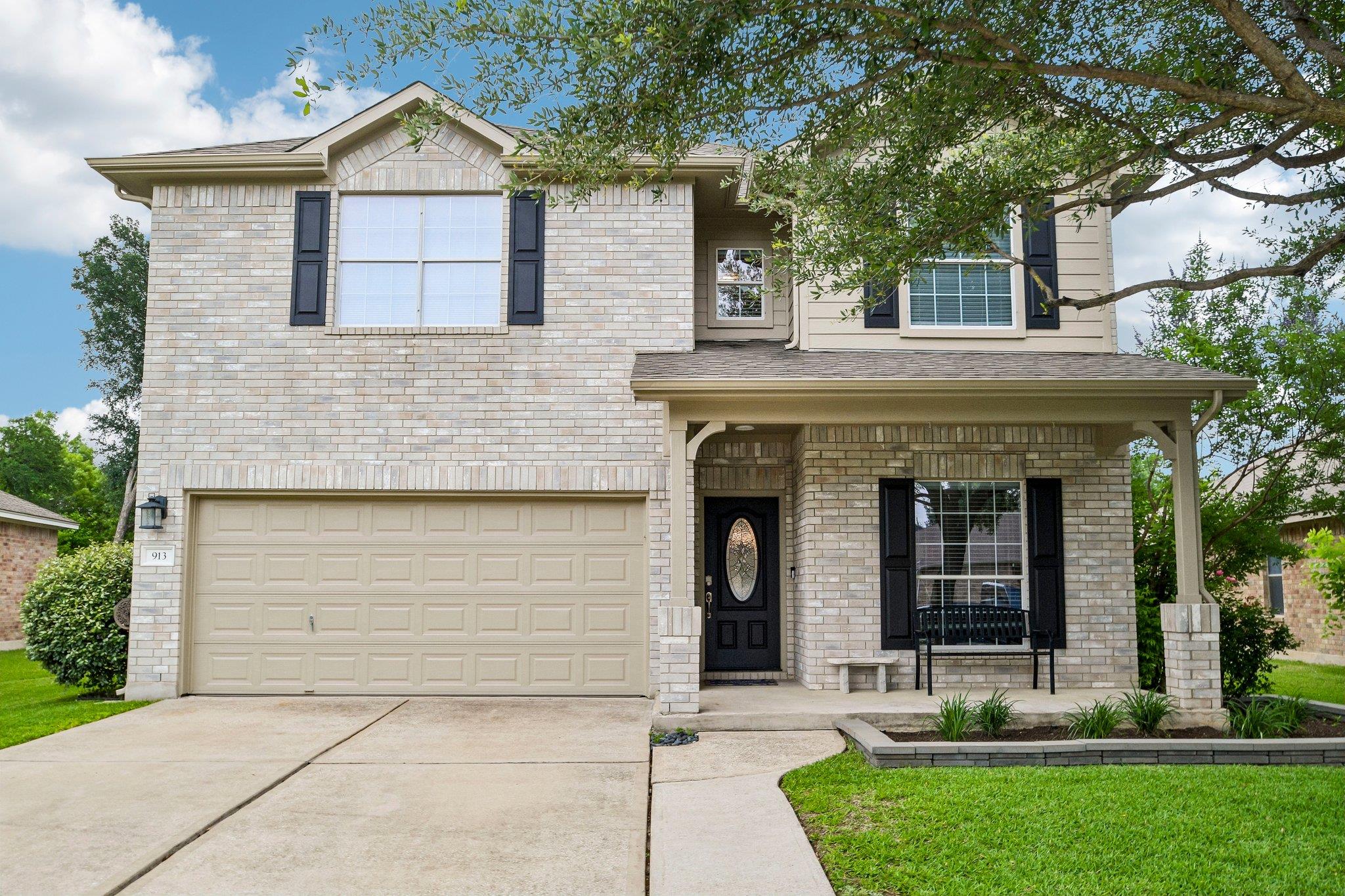 Listing photo 1 of 913  Hyde Park Dr