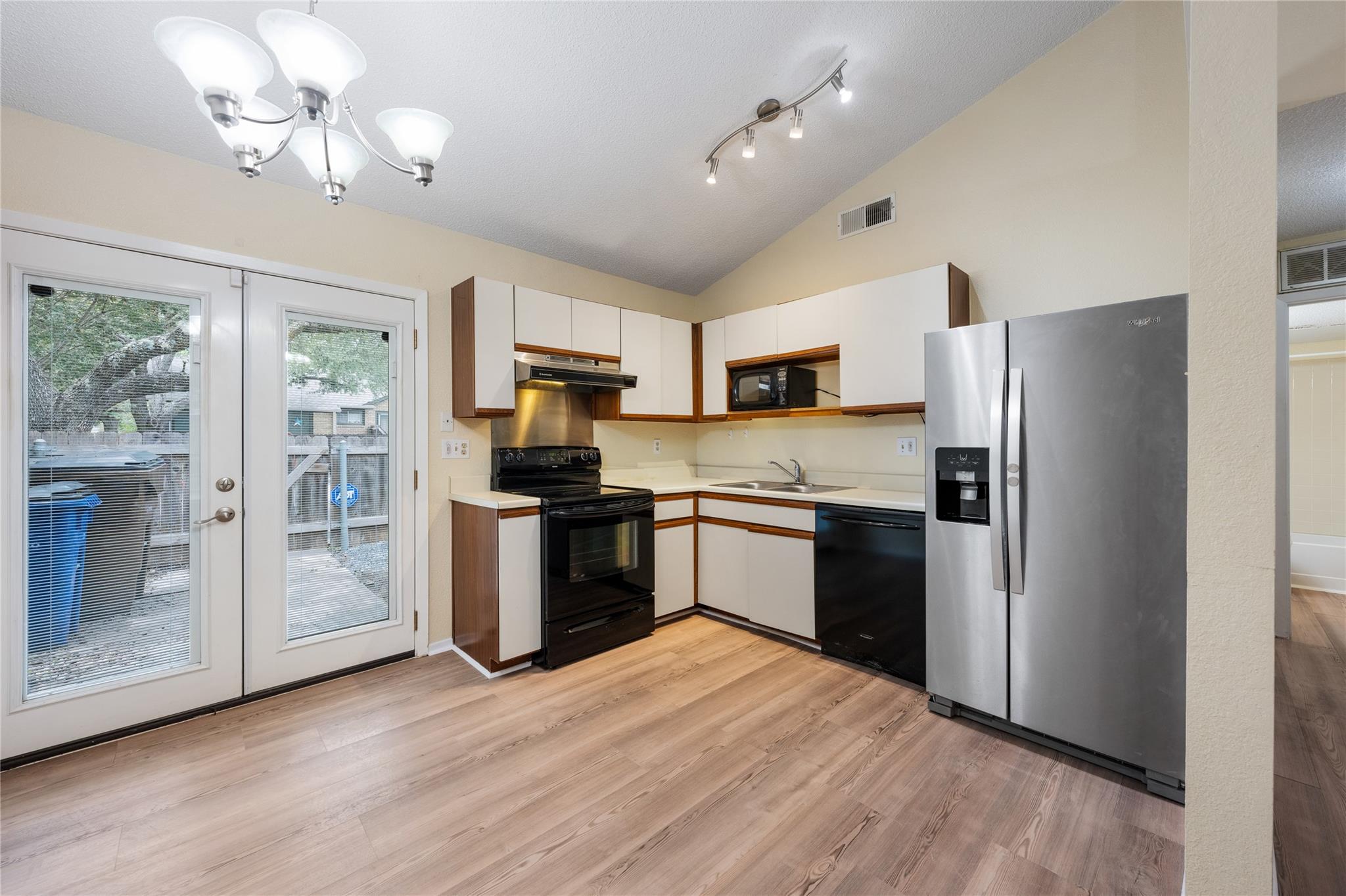 Listing photo 1 of 1015 E Yager Ln  #41