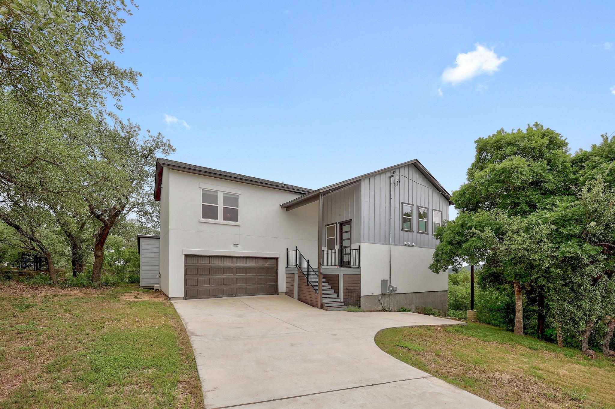 Listing photo 1 of 18716 W Lakeview Dr
