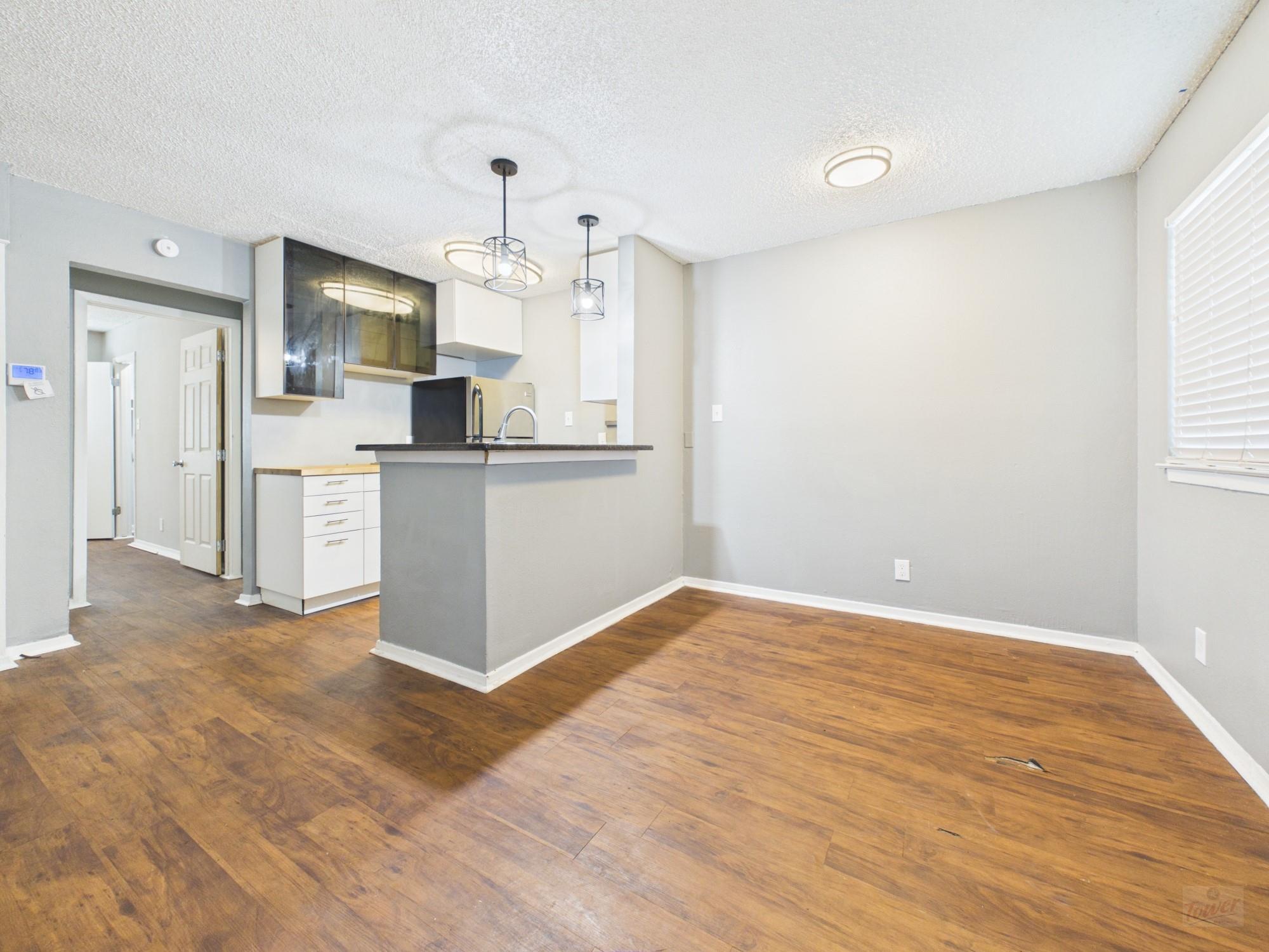 Listing photo 1 of 2401  Manor Rd  #127