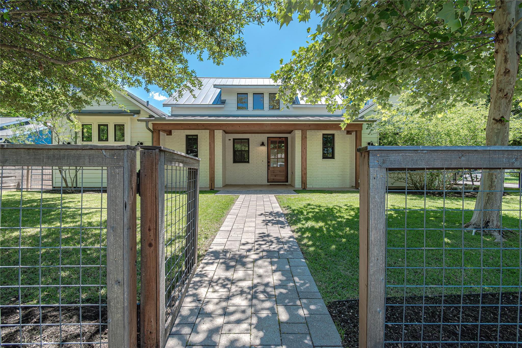 Listing photo 1 of 5805  Chesterfield Ave