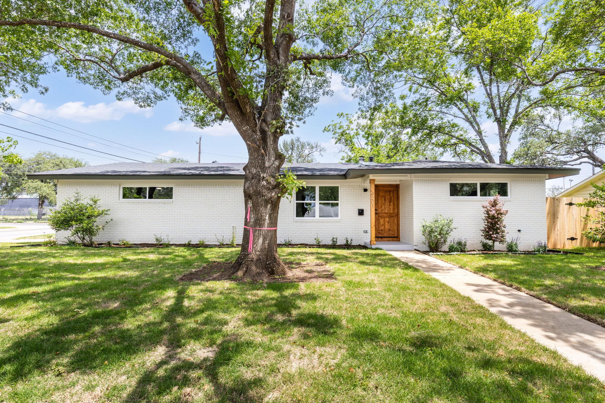 Single-story residence featuring a white brick ex
