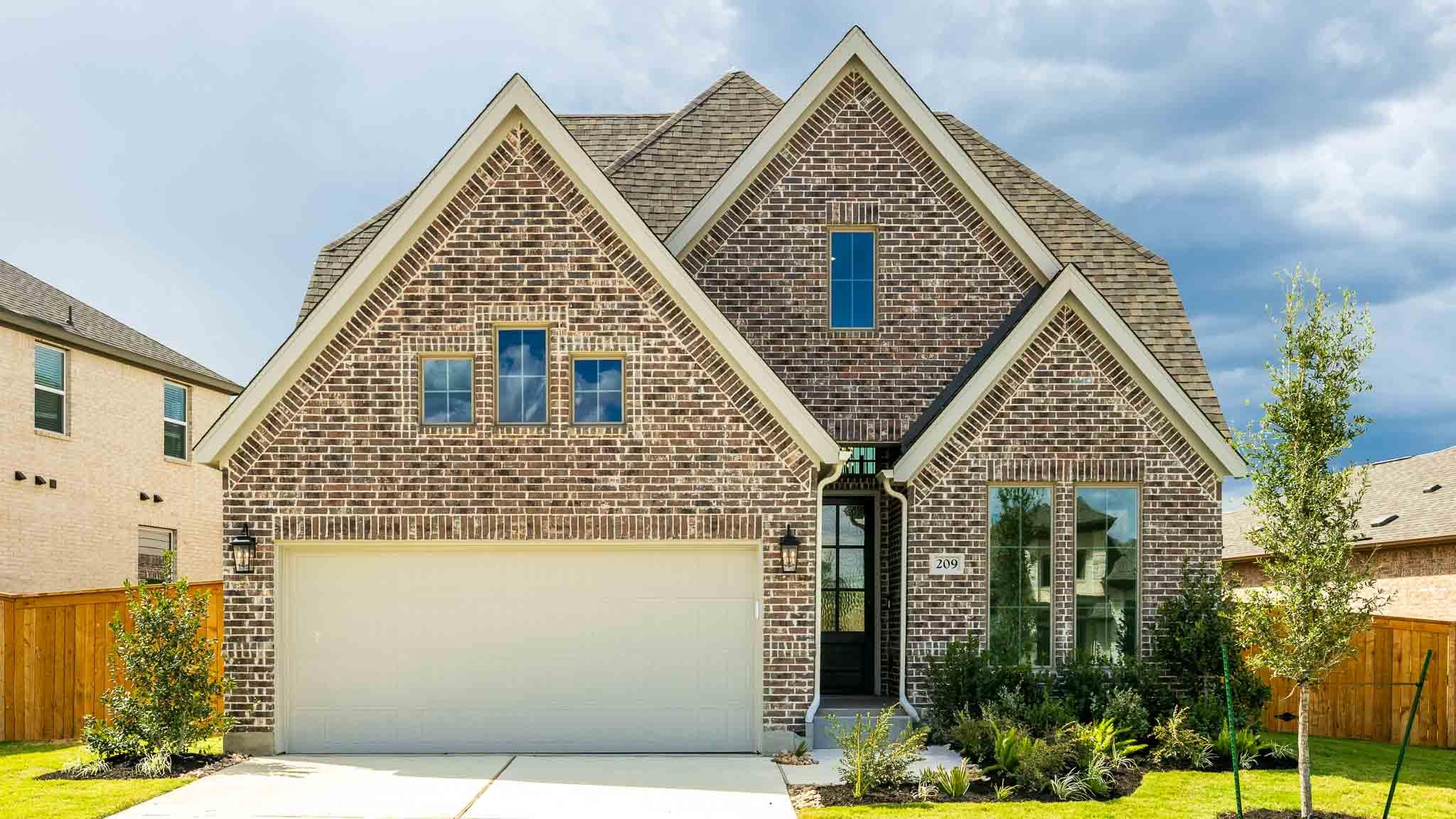 Listing photo 1 of 209  Amber Oak Ln