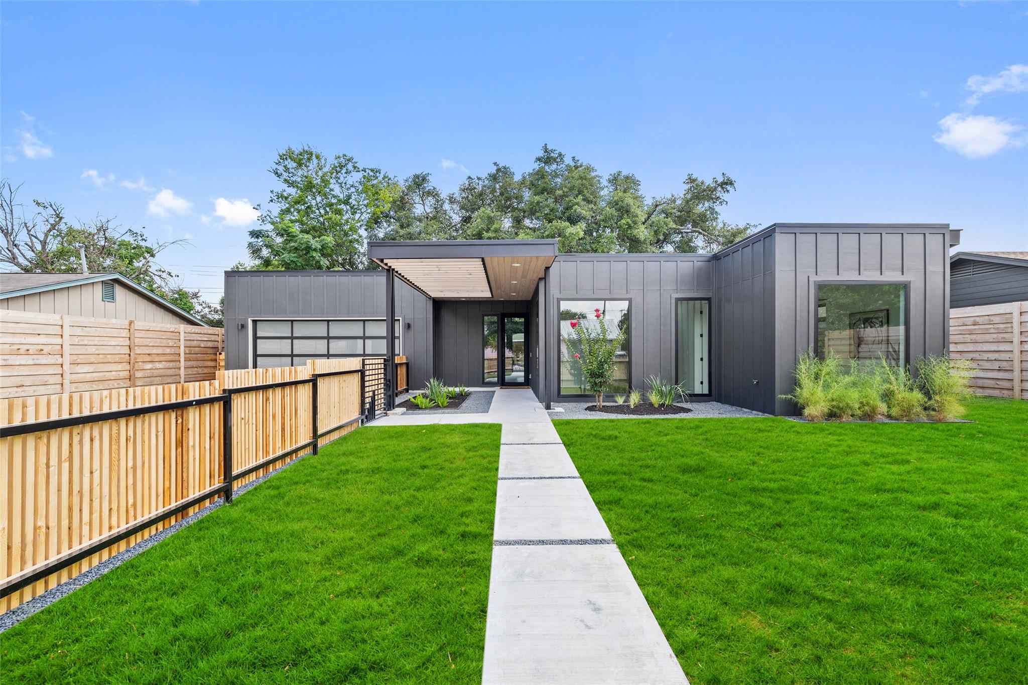 Listing photo 1 of 2305  Southern Oaks Dr