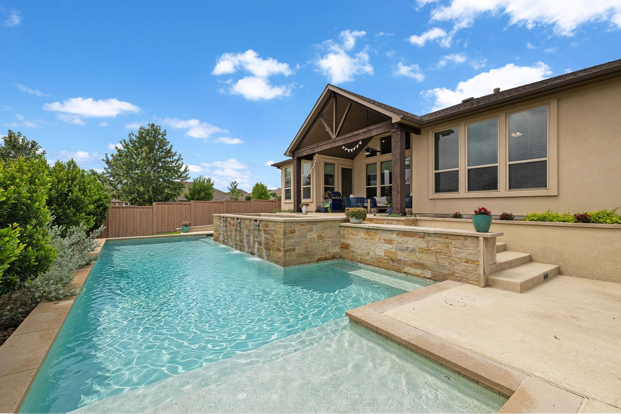 Listing photo 1 of 300  Blue Agave Ln