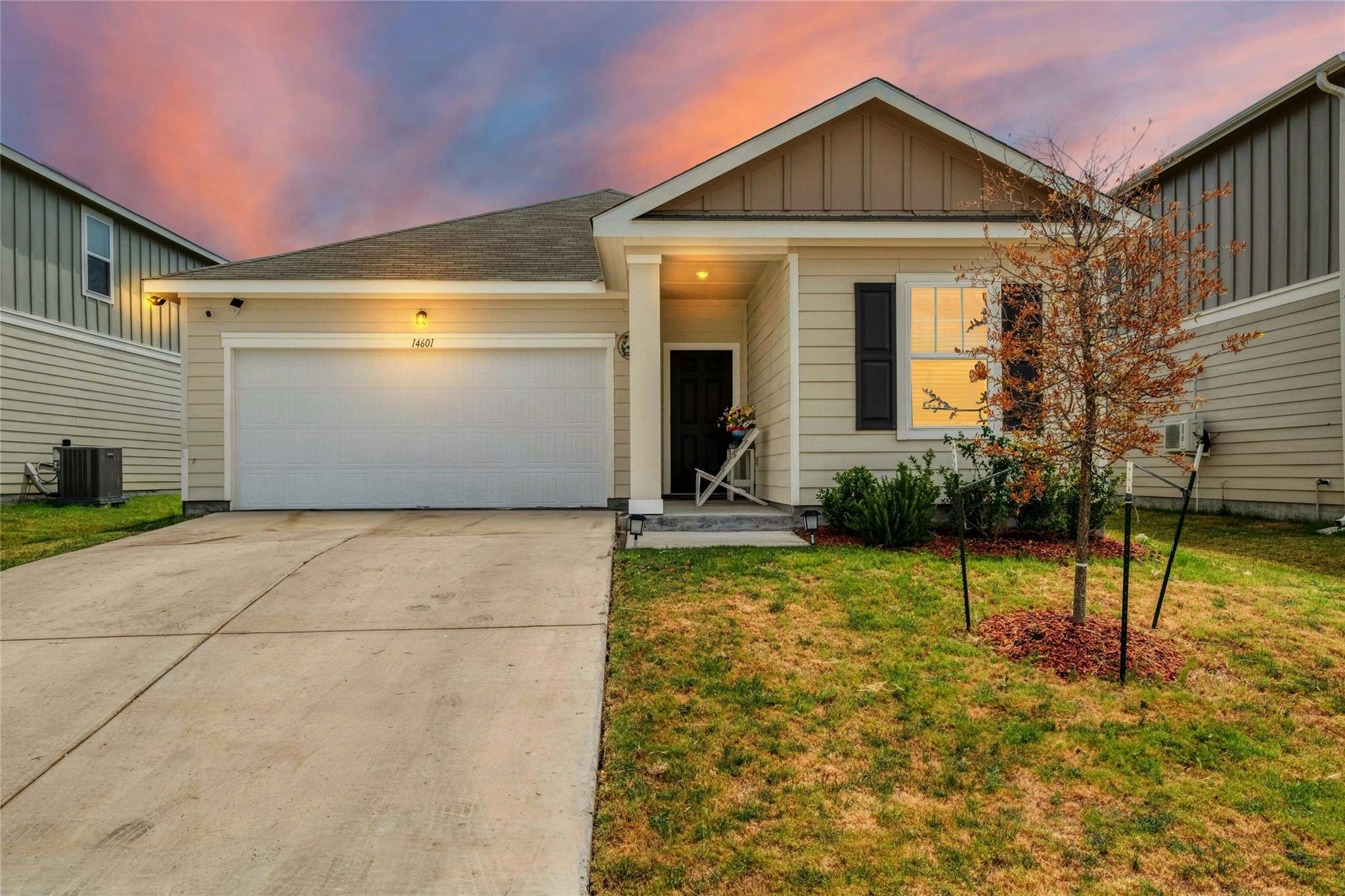 Single-story residence featuring light-colored si
