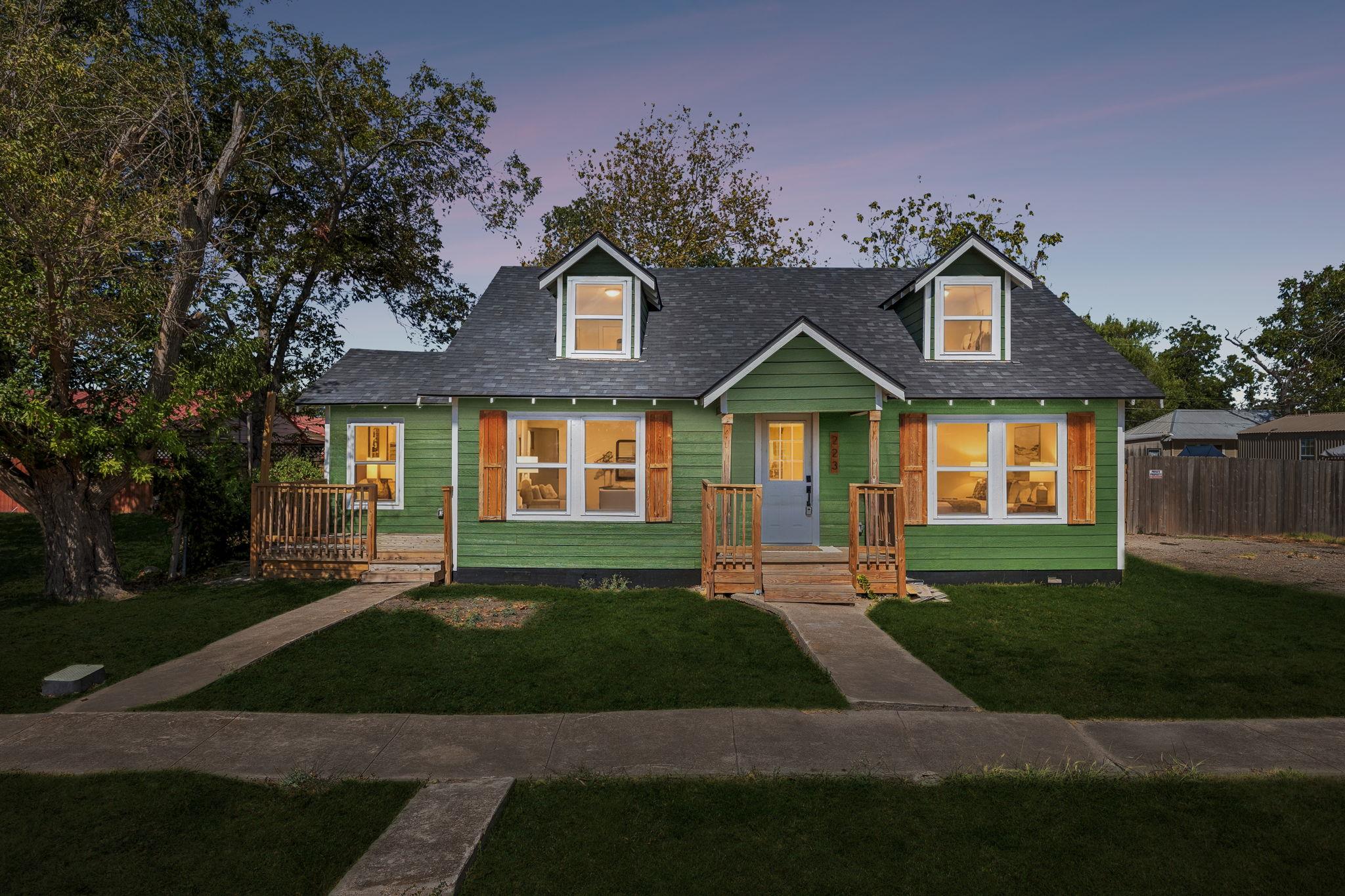 Listing photo 1 of 223 NW Front St