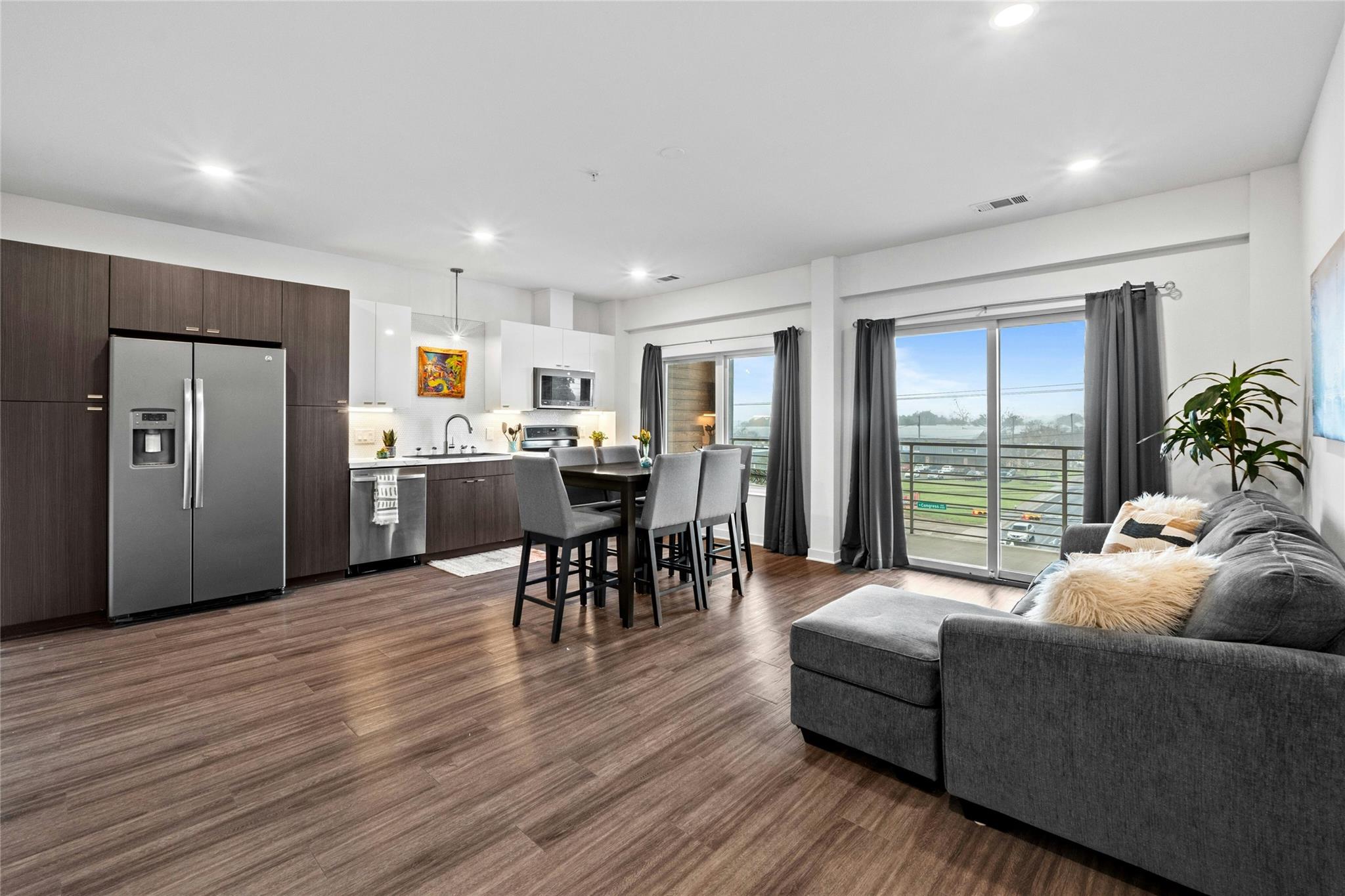 Listing photo 1 of 4361 S Congress Ave  #402
