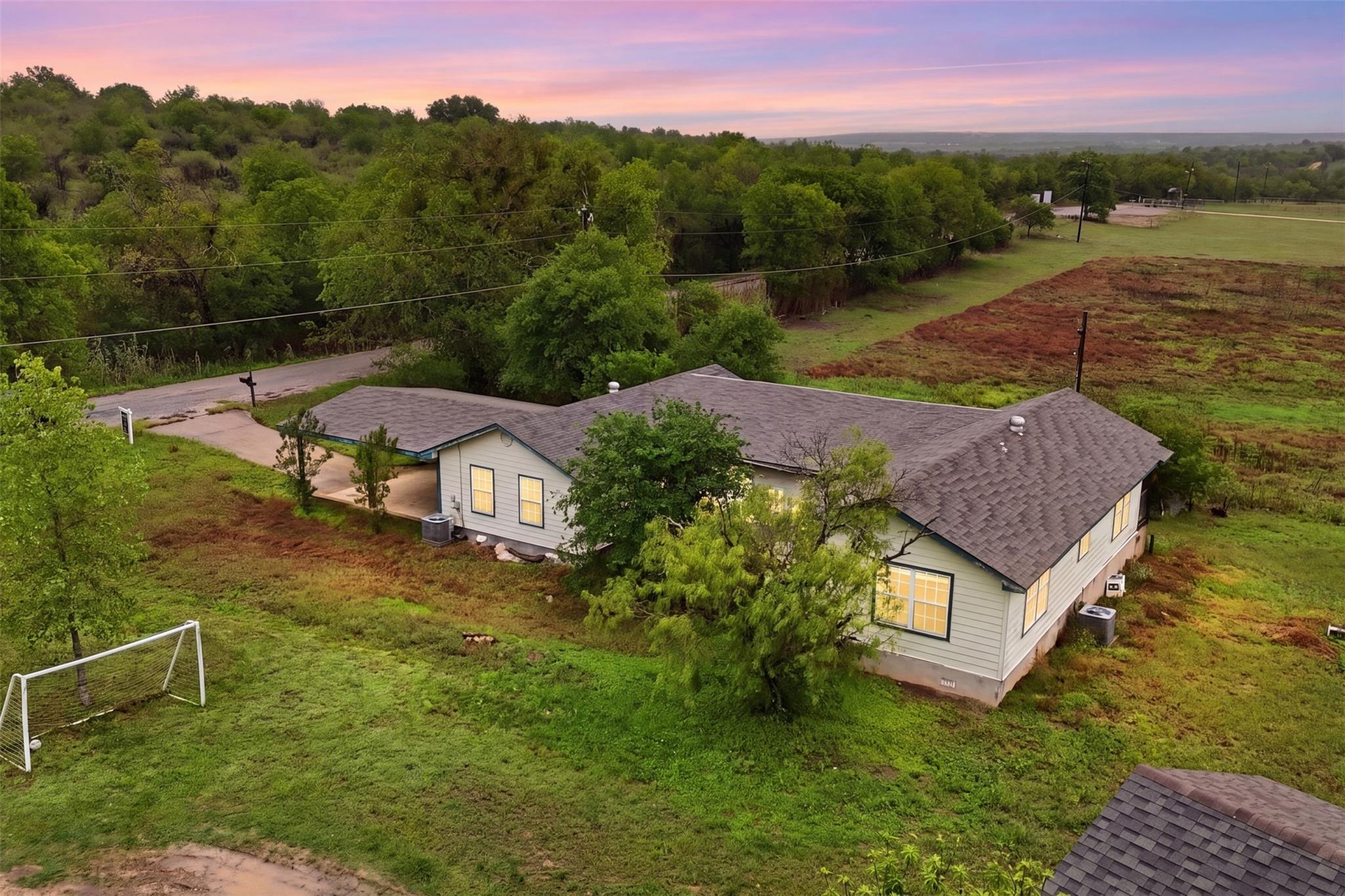 Single-story residence featuring light-colored si