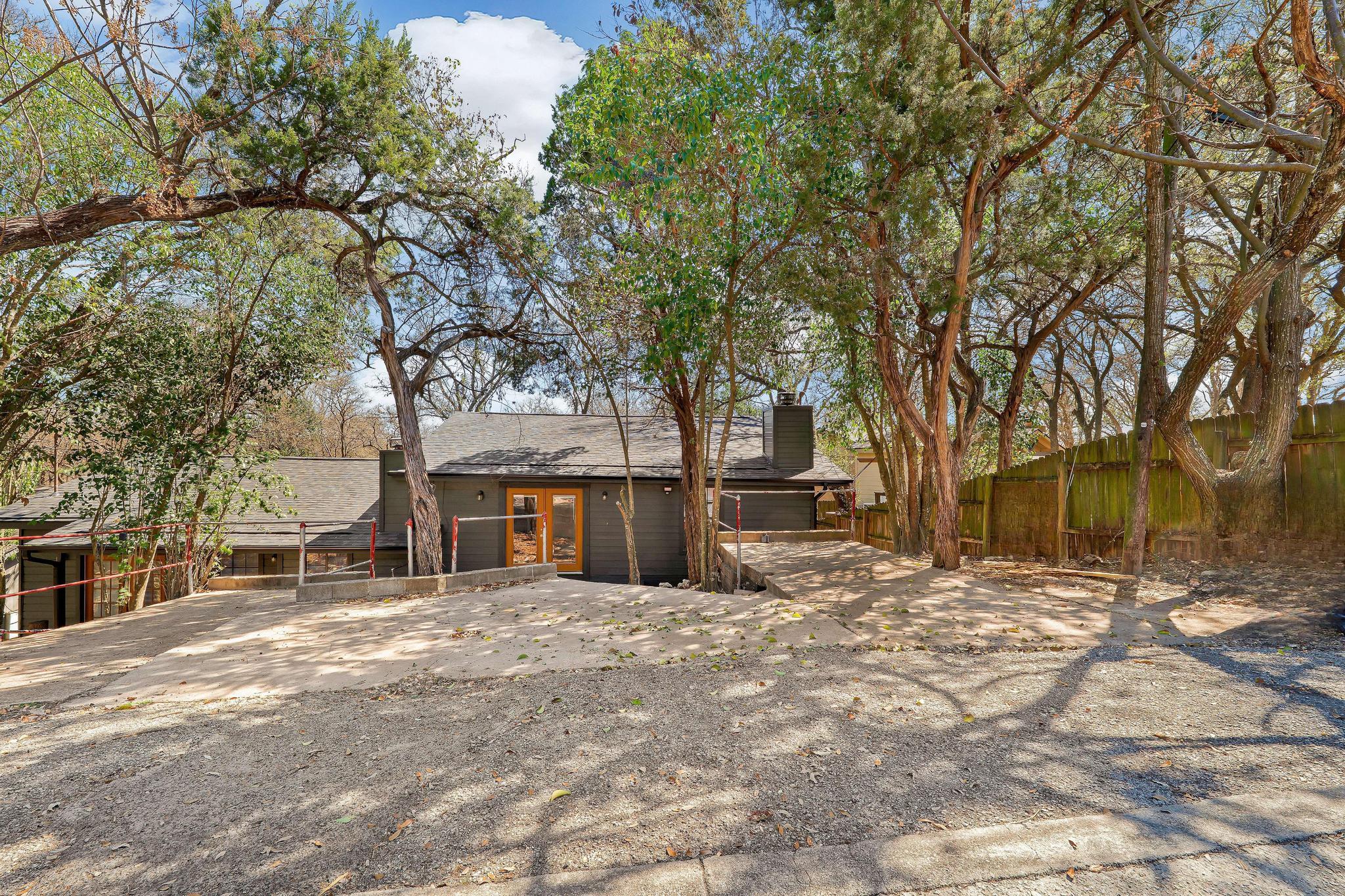 Listing photo 1 of 903-905  Hillyer St