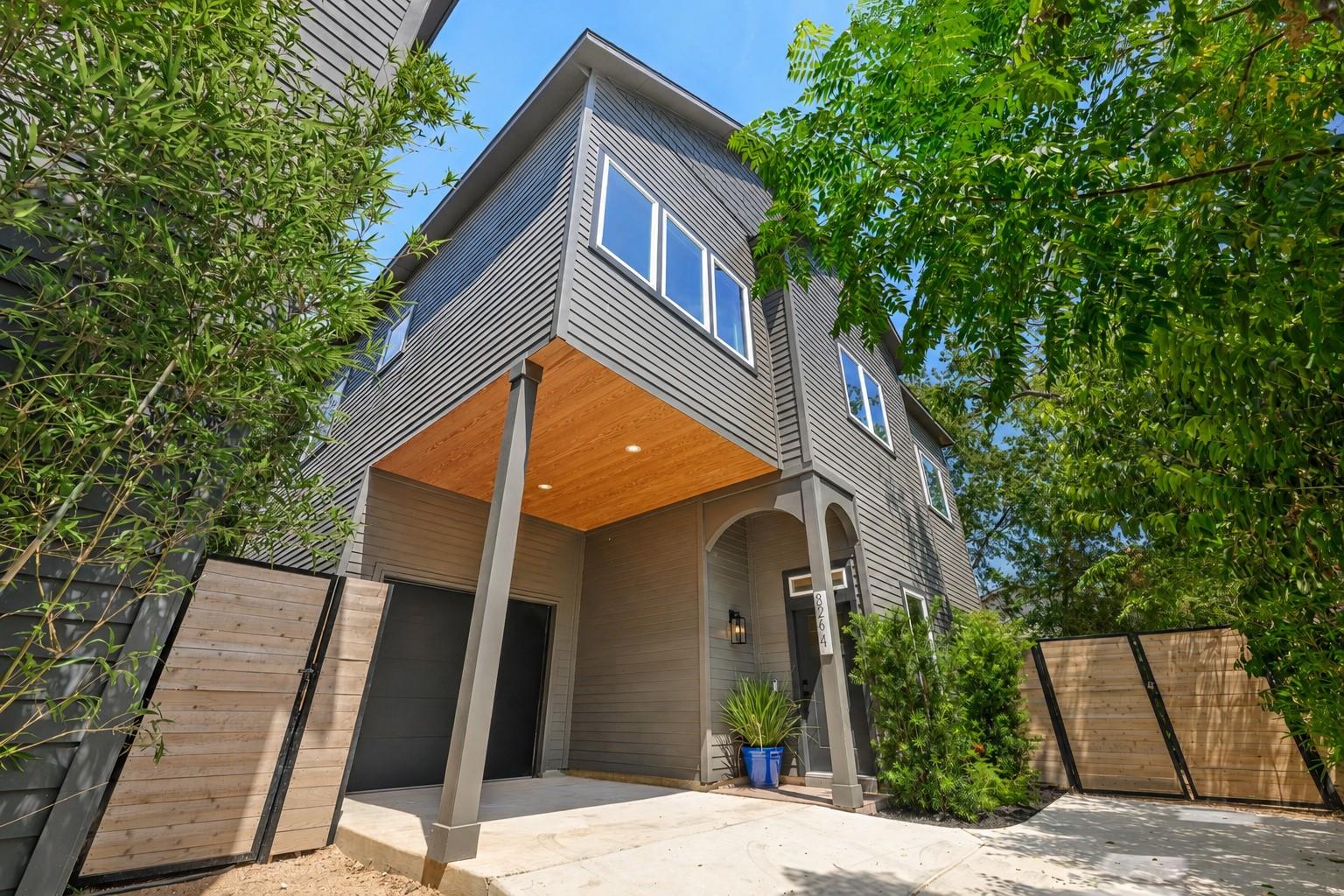 Listing photo 1 of 826  Morrow St  #4