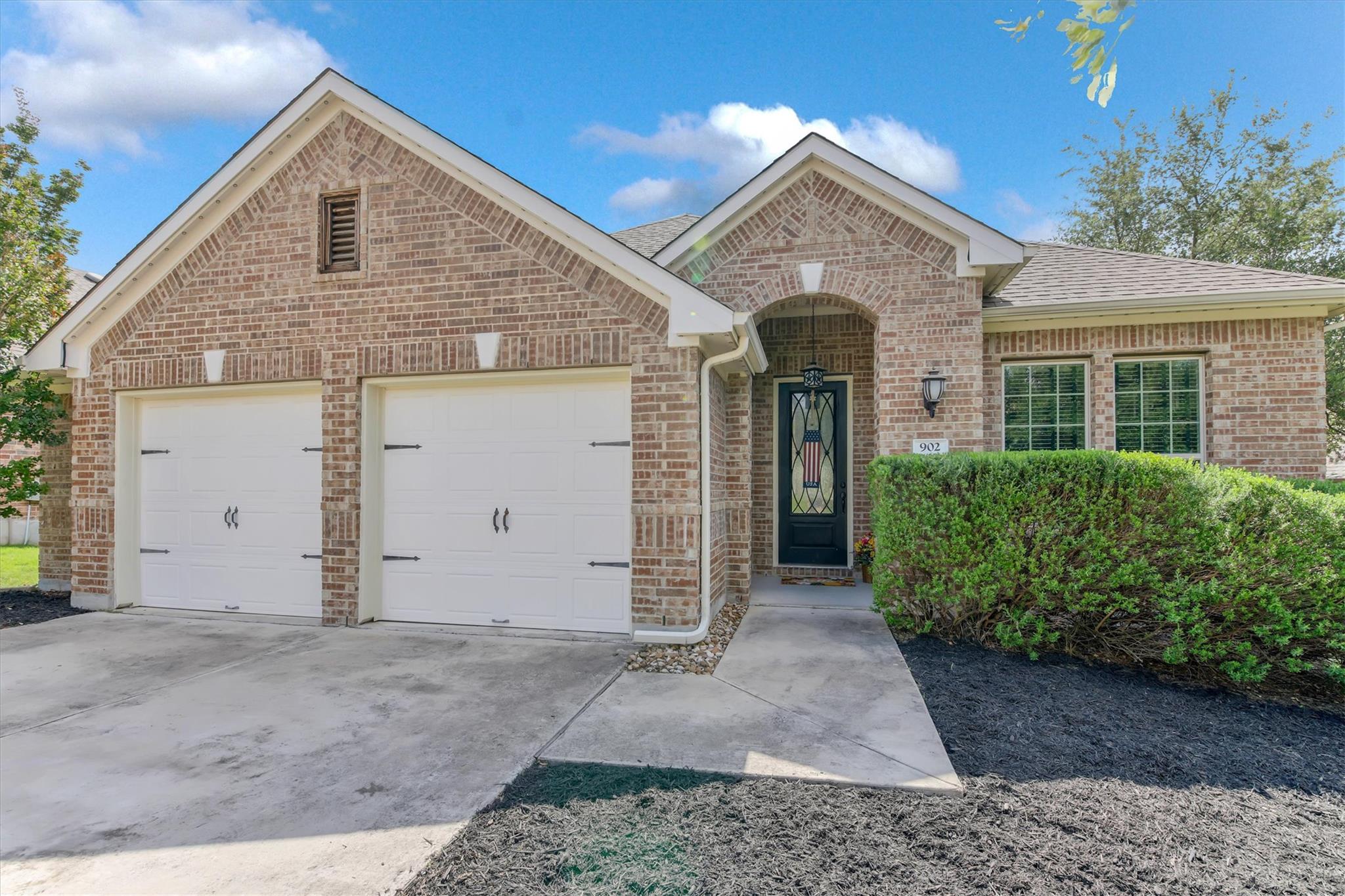 Listing photo 1 of 902  Catalina Ln
