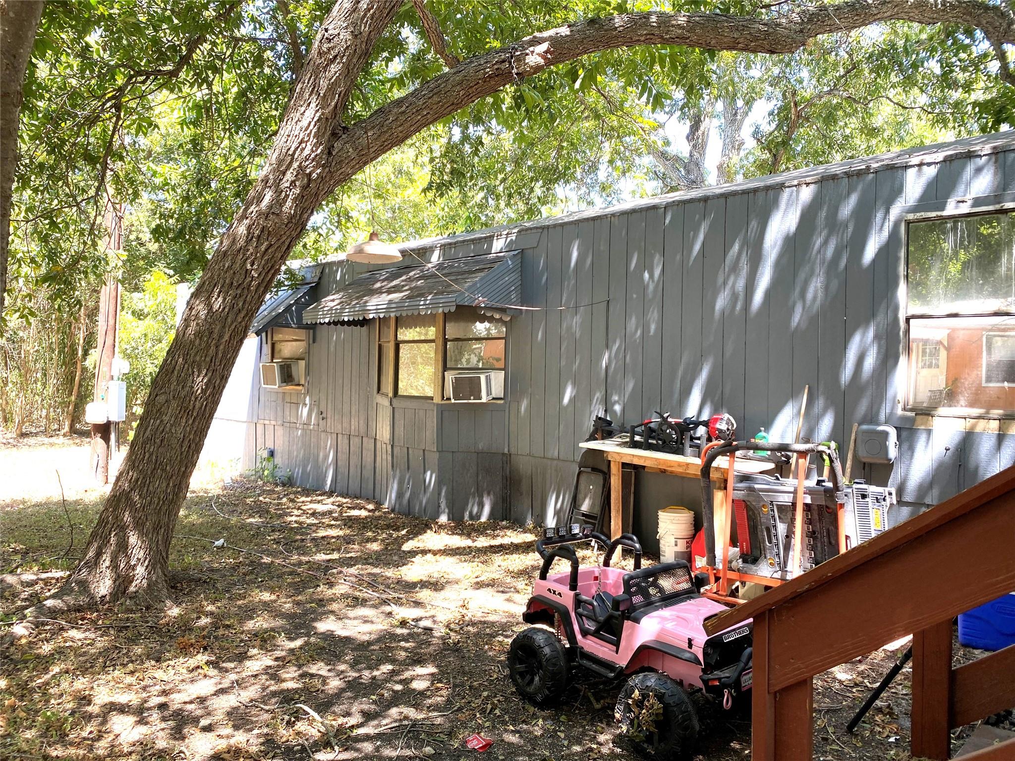 Listing photo 1 of 410 W North St