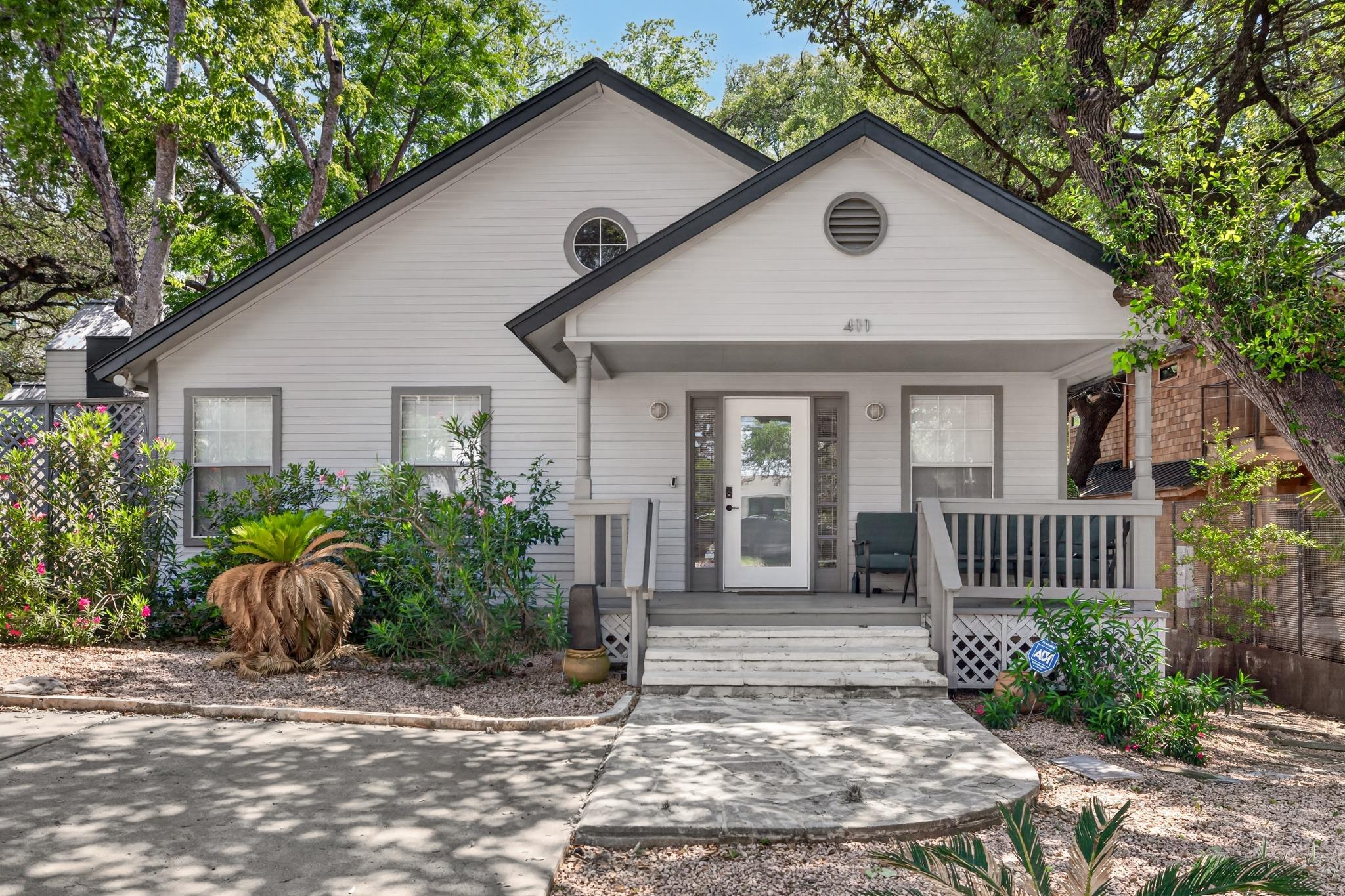 Listing photo 1 of 411 W Live Oak St