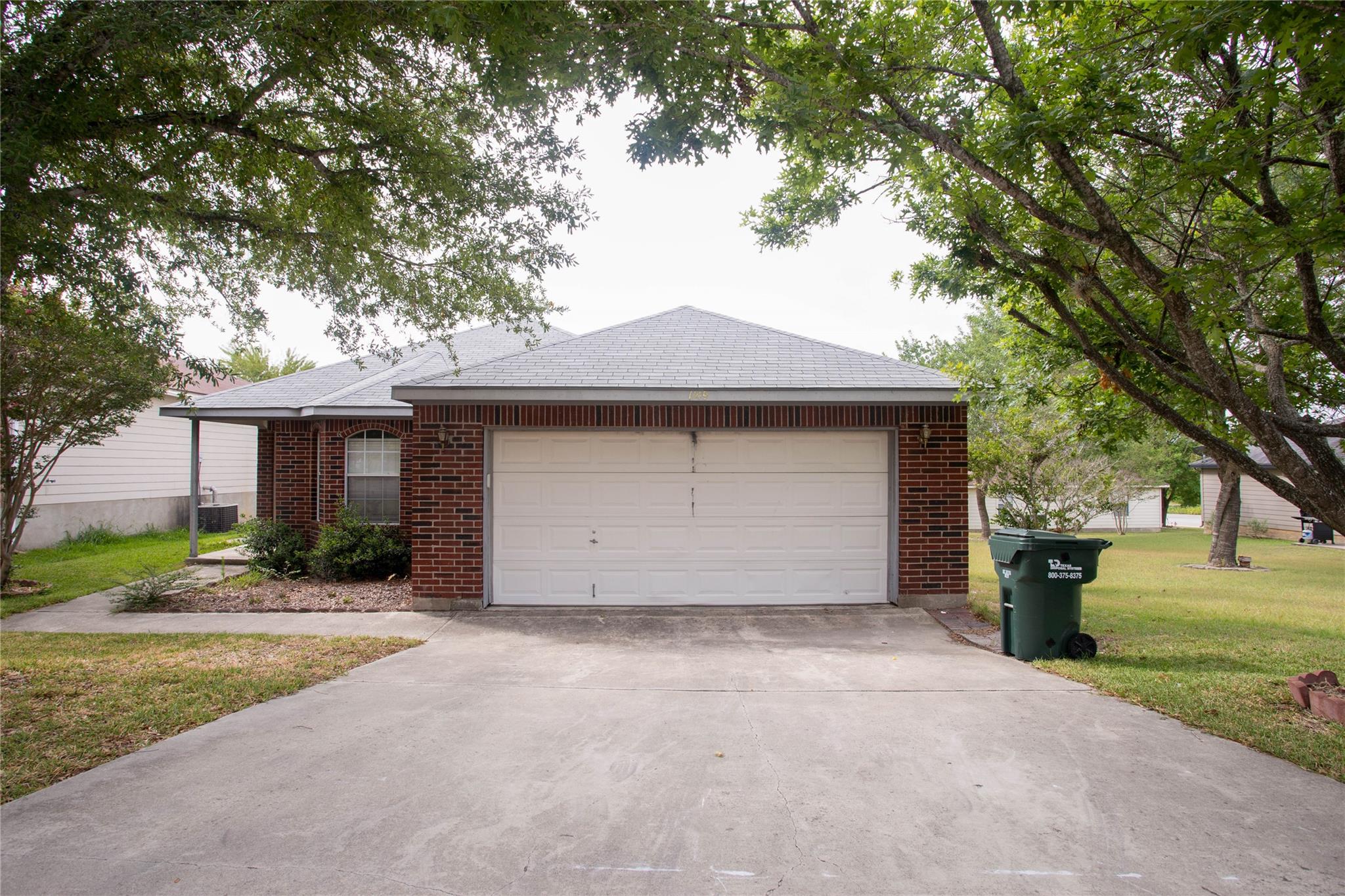 Listing photo 1 of 1149  Mira Loma Ln