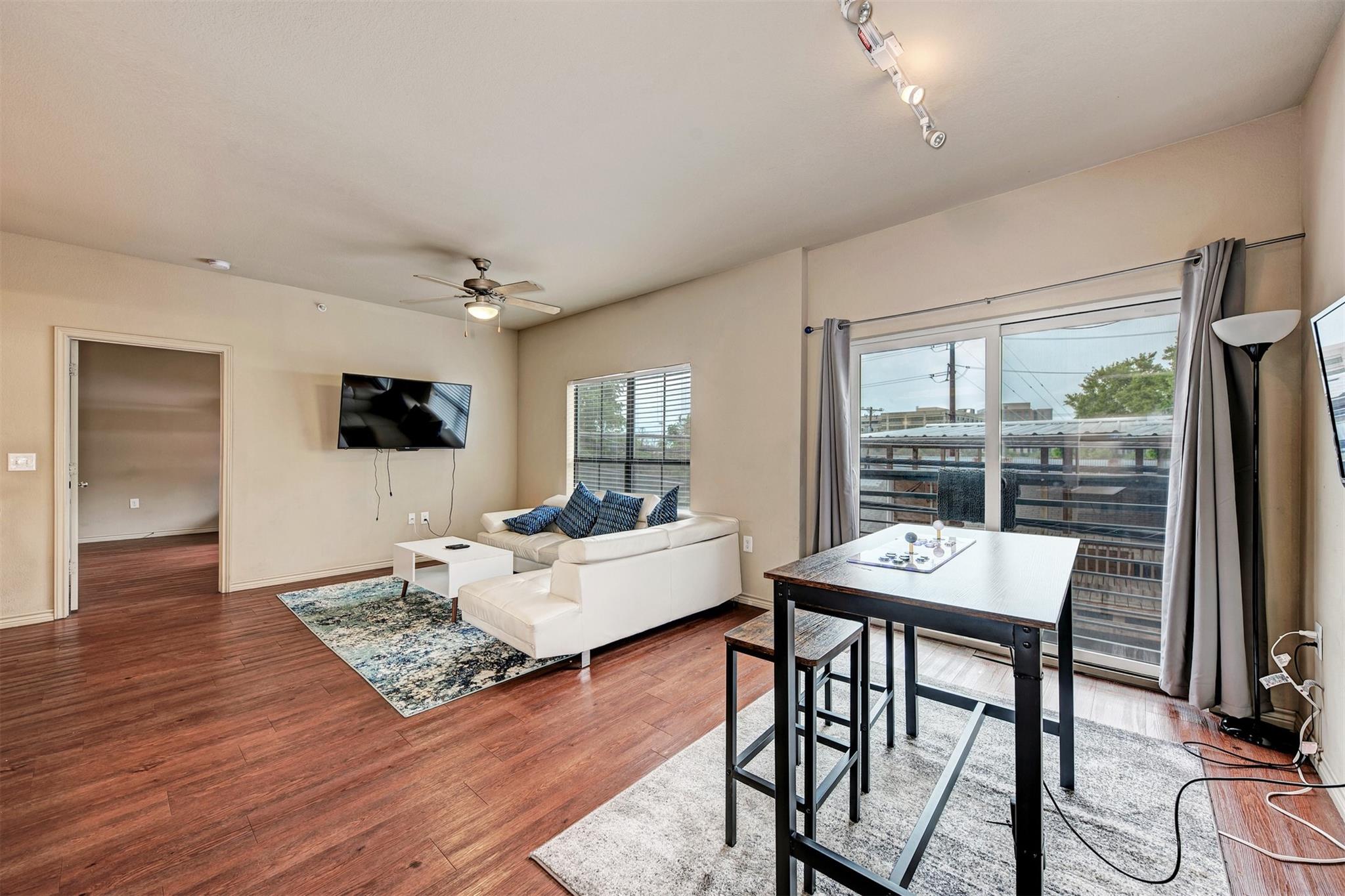 Listing photo 1 of 5117 N Lamar Blvd  #304