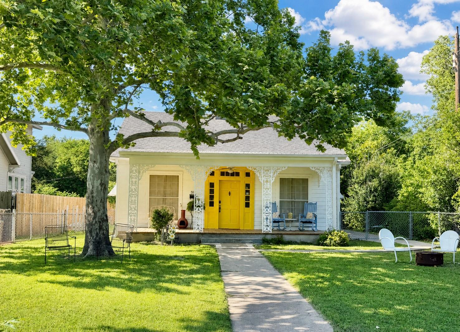 Charming single-story home featuring a vibrant ye