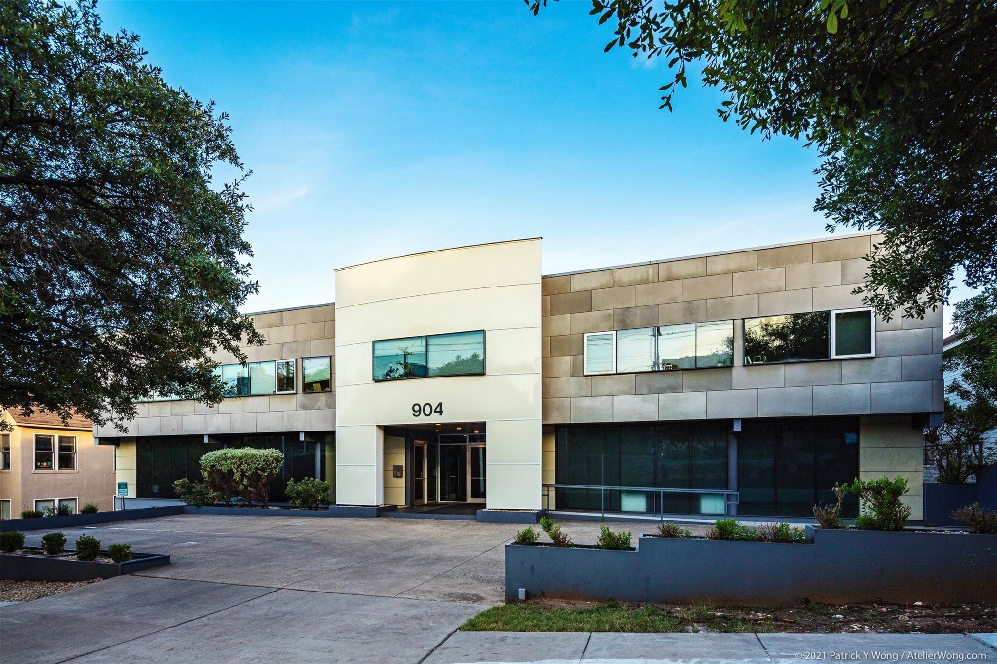 Listing photo 1 of 904  West Ave  #101
