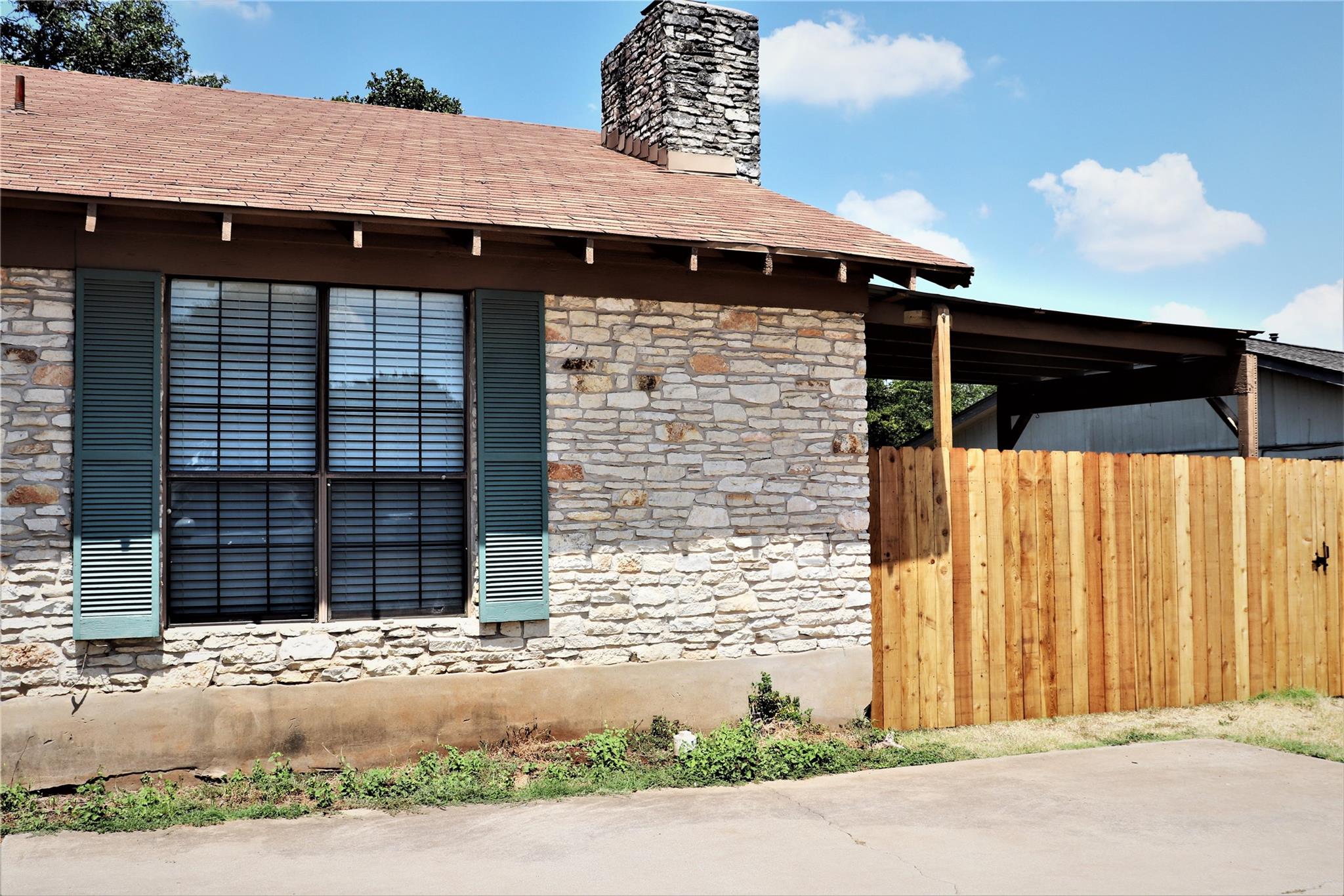 Listing photo 1 of 1202  Leander Rd  #A & B