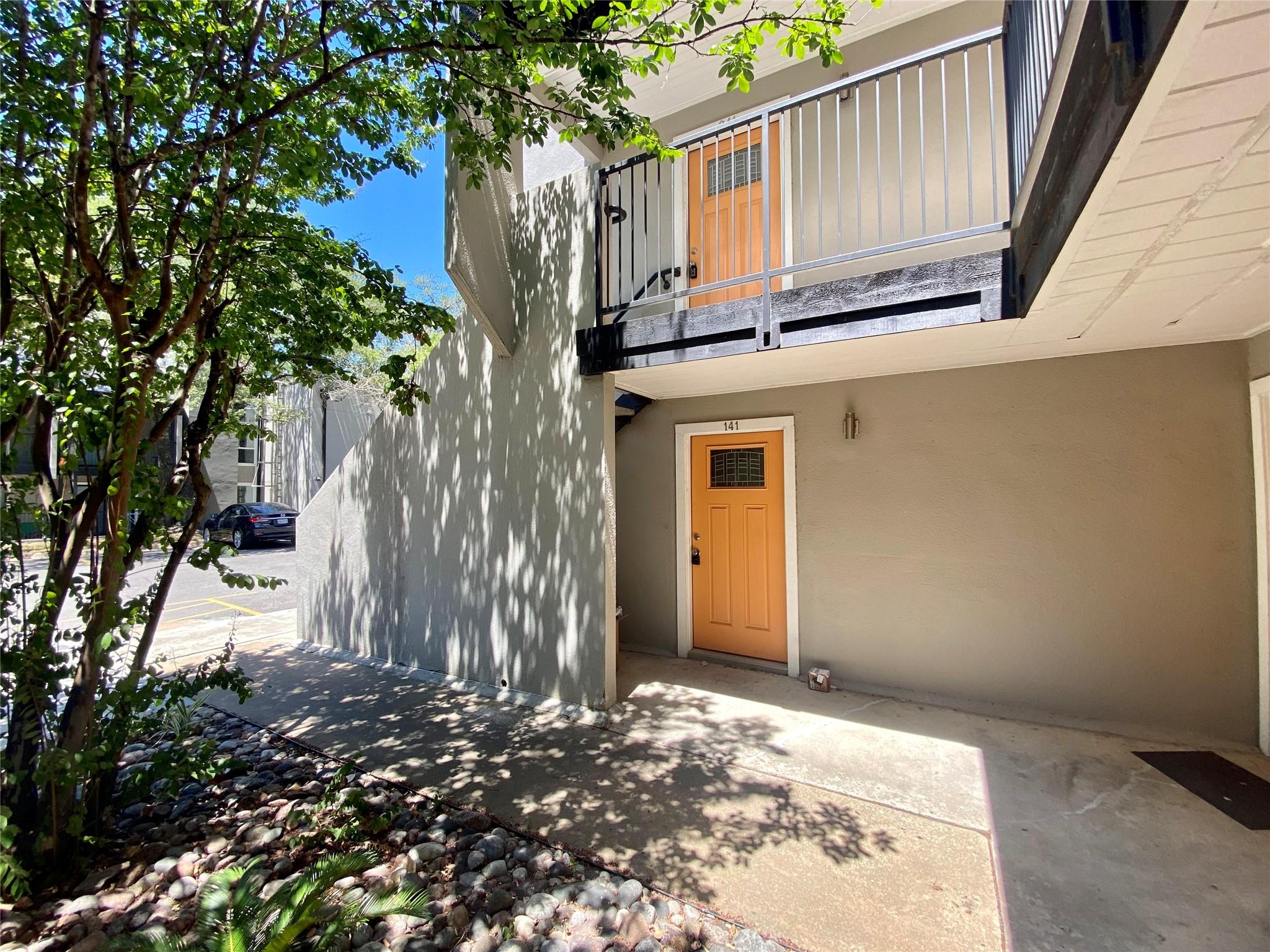 Listing photo 1 of 935  La Posada Dr  #141