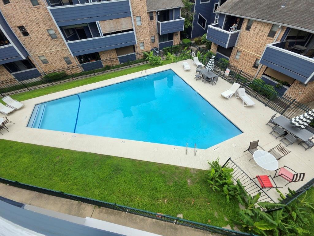 Rectangular swimming pool with integrated steps, 