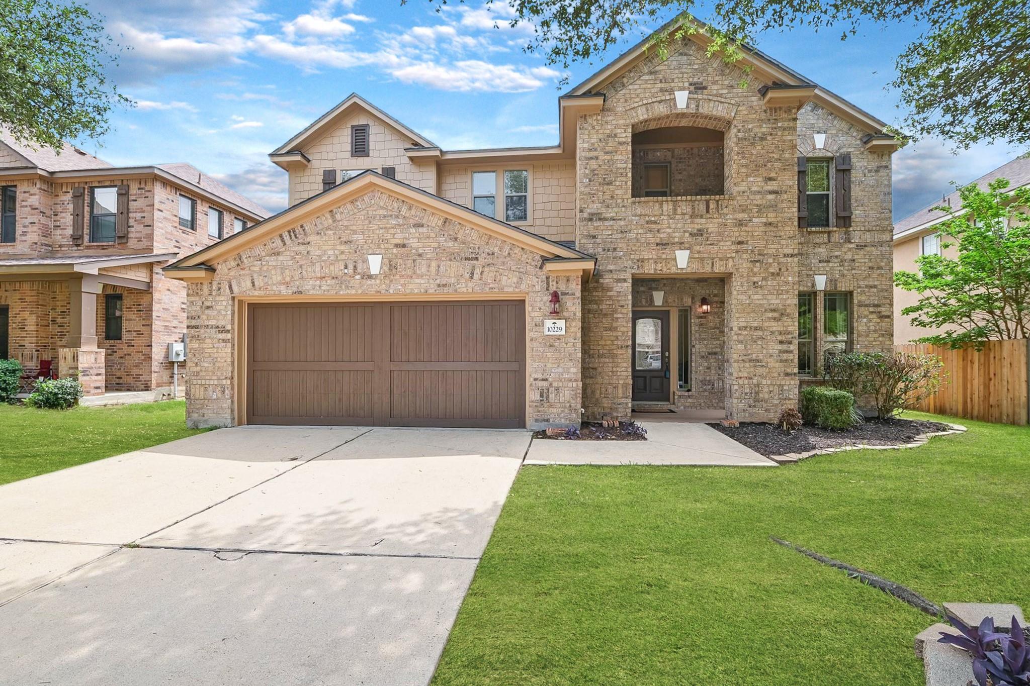 Listing photo 1 of 10229  English Oak Dr