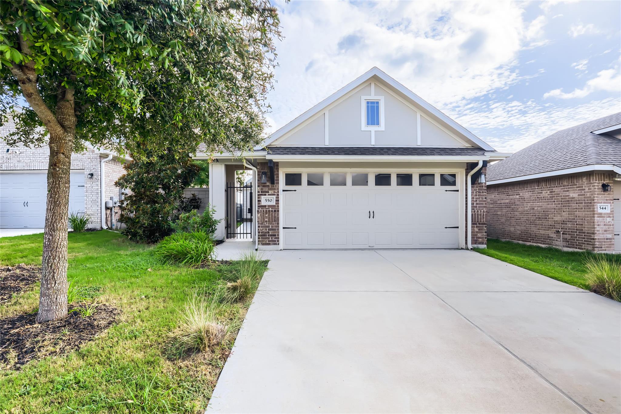 Listing photo 1 of 550  Nautical Loop