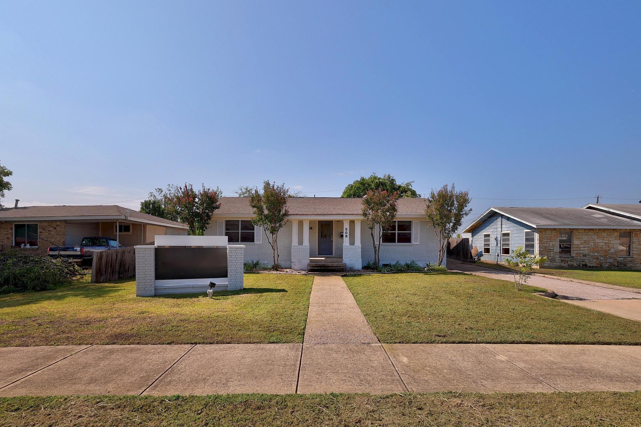 Single-story residence featuring a light-colored 