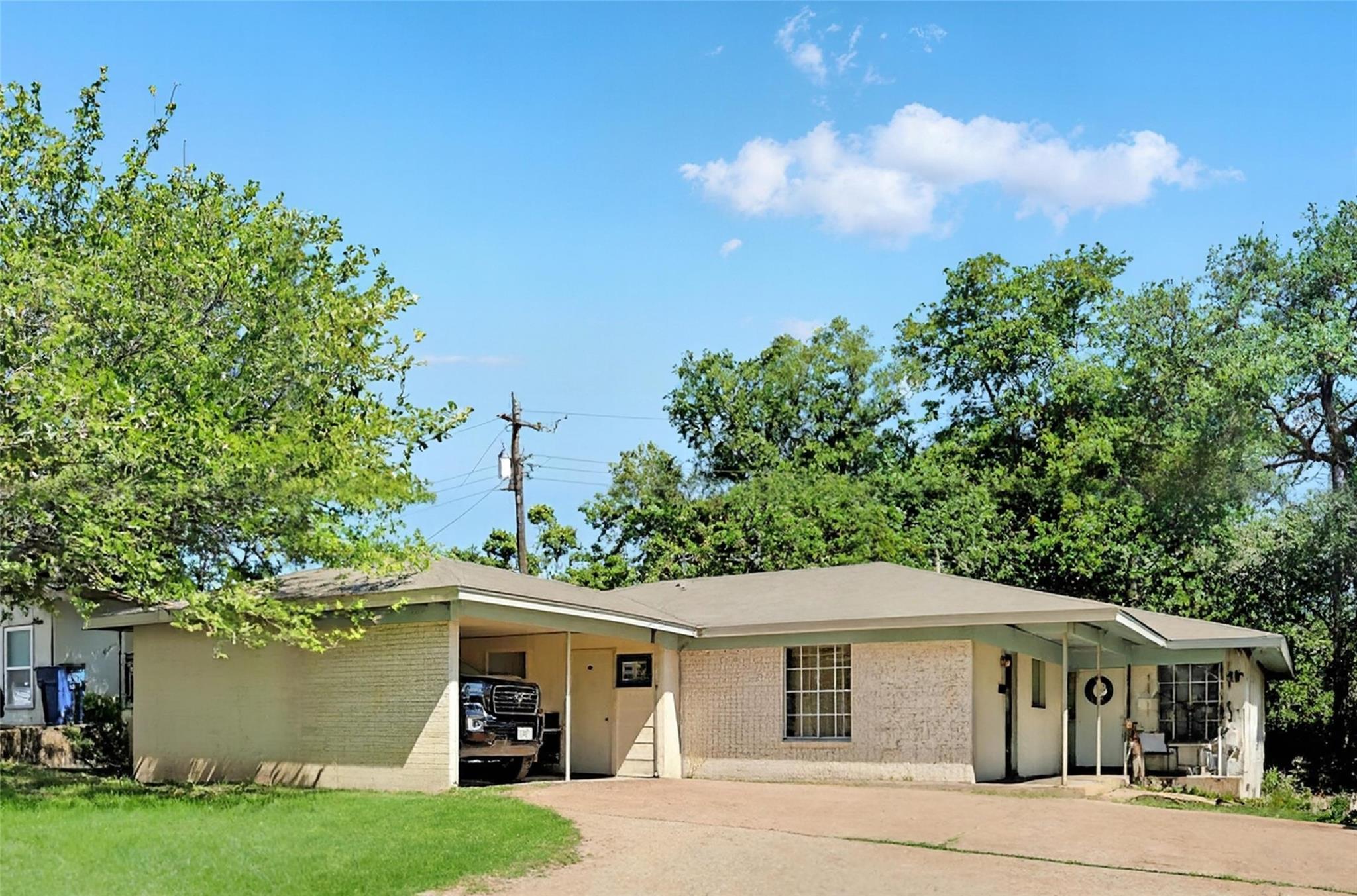 Ranch-style exterior with a brick and stucco faca
