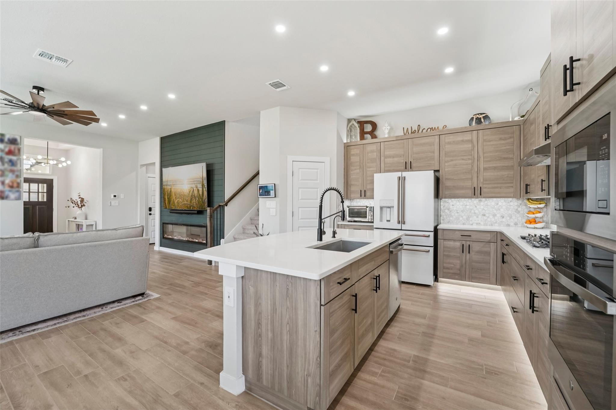 Listing photo 1 of 1108  Sweetspire St