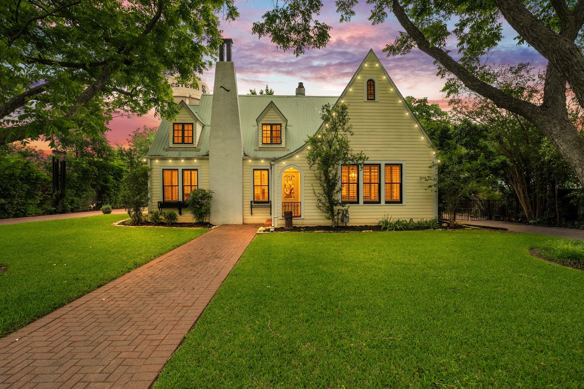 Listing photo 1 of 1310 E University Ave