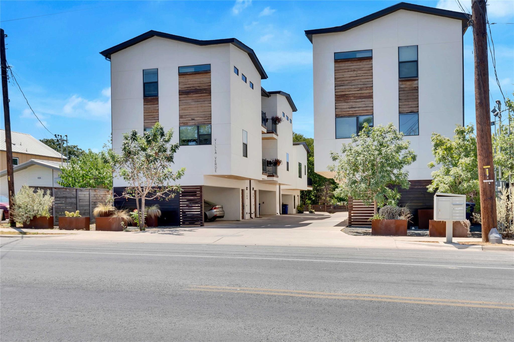 Listing photo 1 of 1128  Chicon St  #201