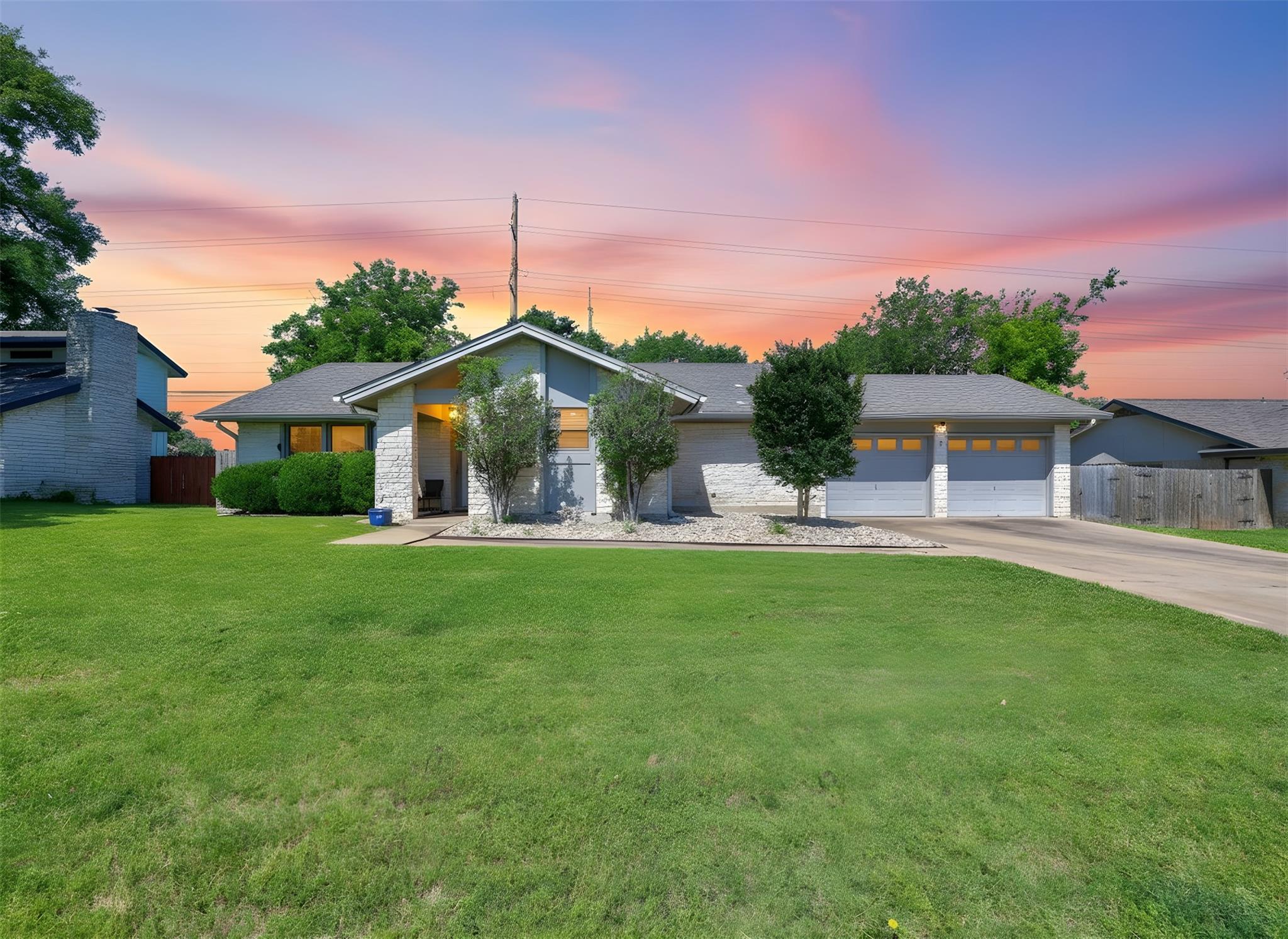 Listing photo 1 of 1002  Deep Wood Dr