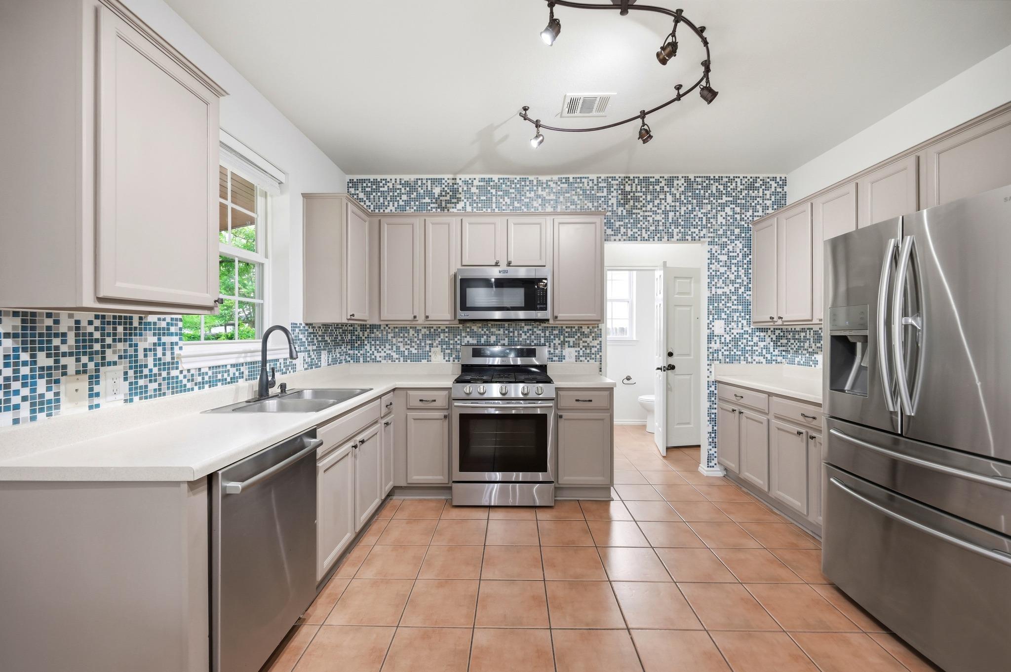 Listing photo 1 of 1136  Beechwood Dr