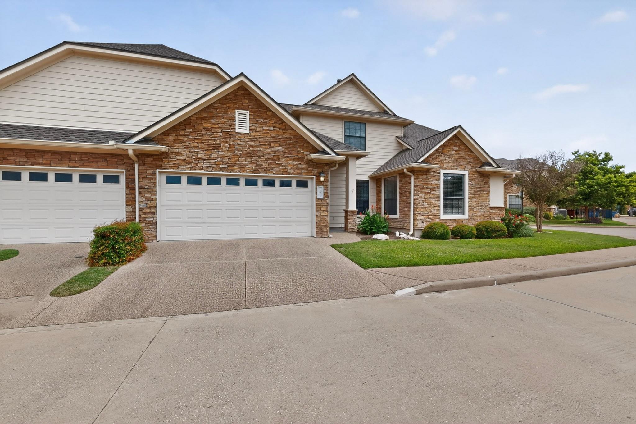 Listing photo 1 of 13933  Ashton Woods Cir  #71