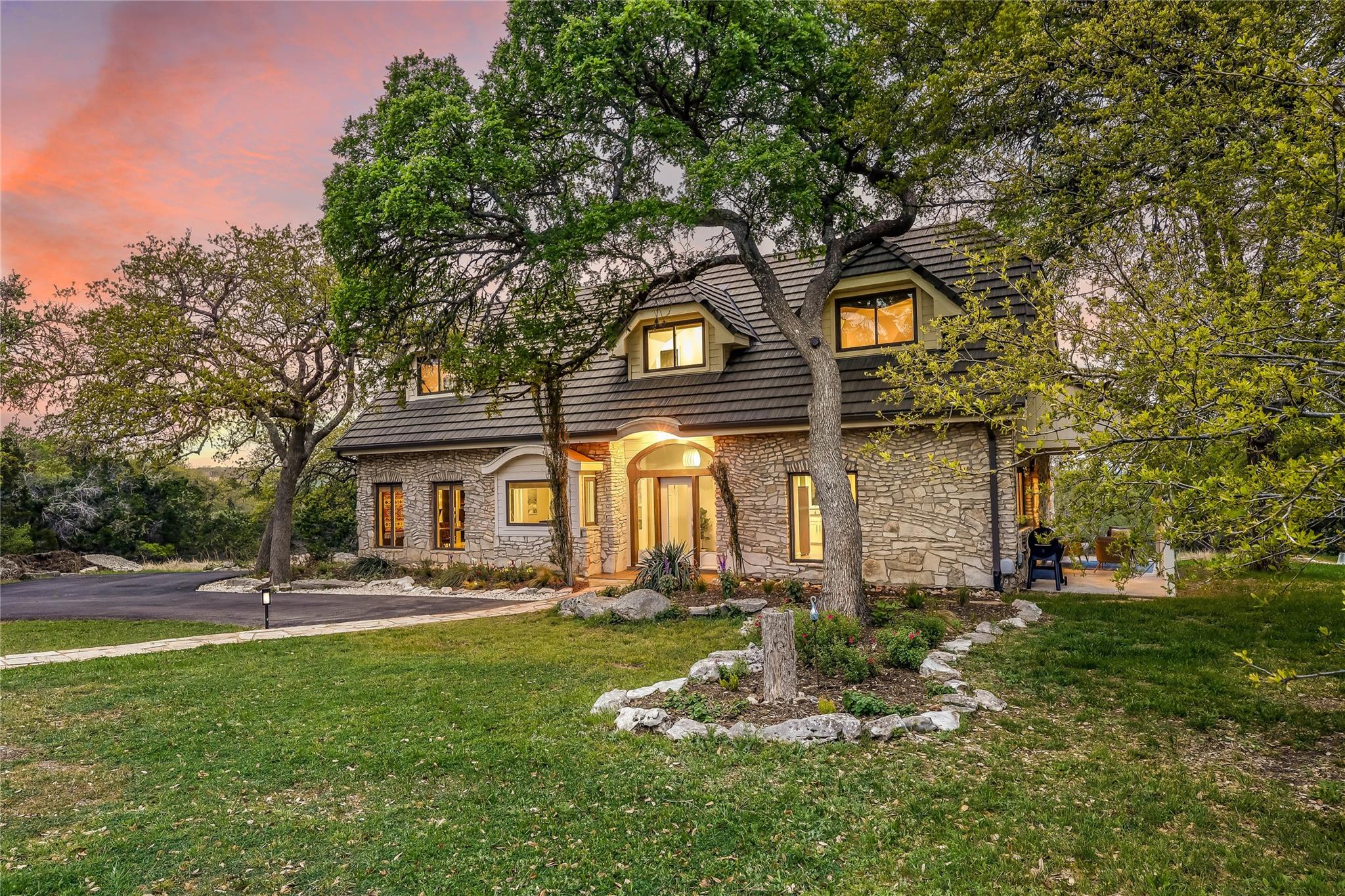 Listing photo 1 of 8004  Golden Oaks Ln