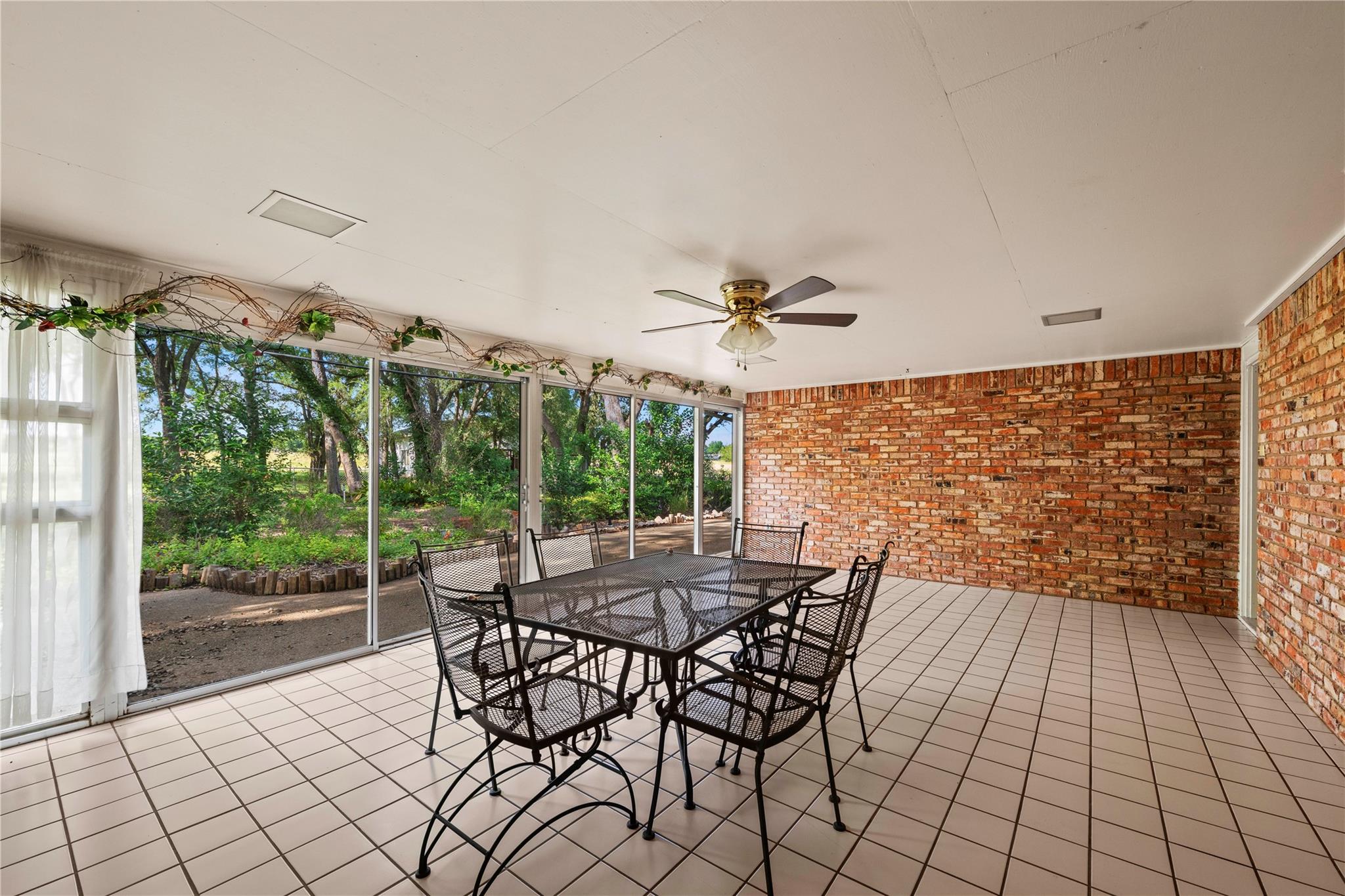 Listing photo 1 of 700  Shanklin Rd