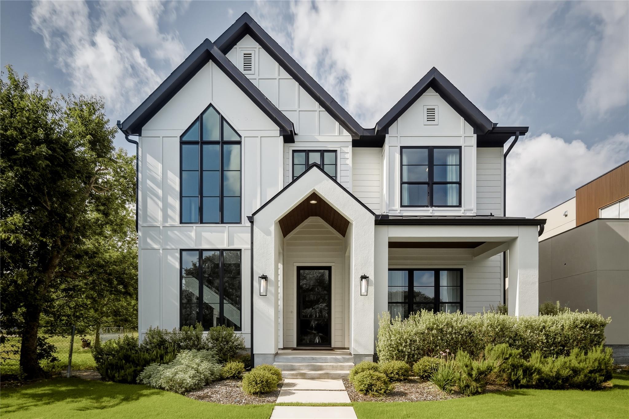 Listing photo 1 of 705 W 10th St