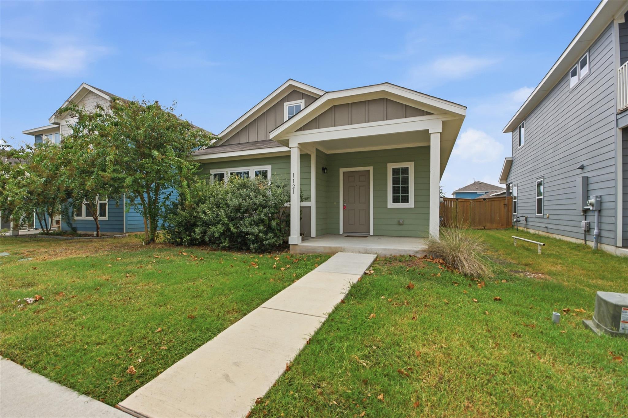 Listing photo 1 of 1121  Esplanade Pkwy