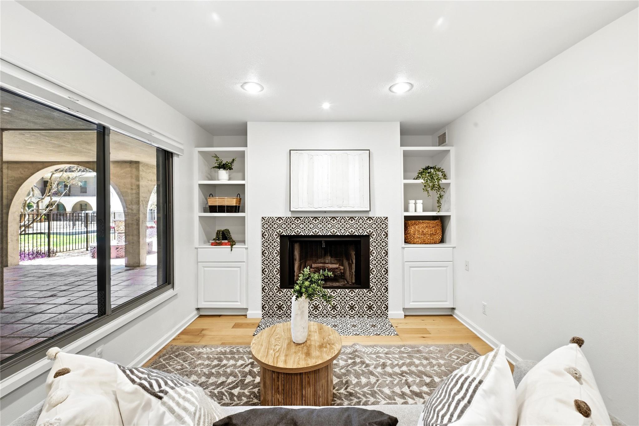 Listing photo 1 of 505 W 7th St  #113