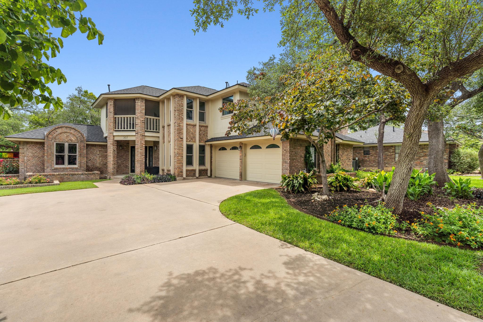 Listing photo 1 of 307 S Ridge Cir