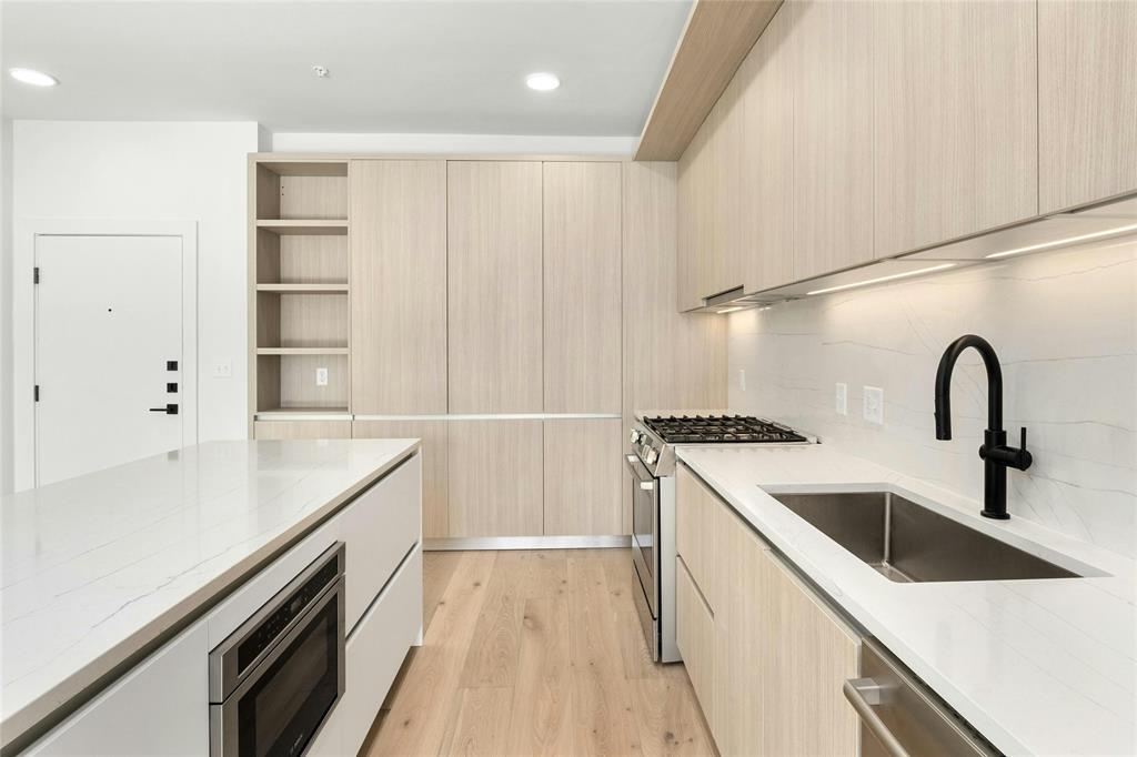 Listing photo 1 of 2209 S 1st St  #332