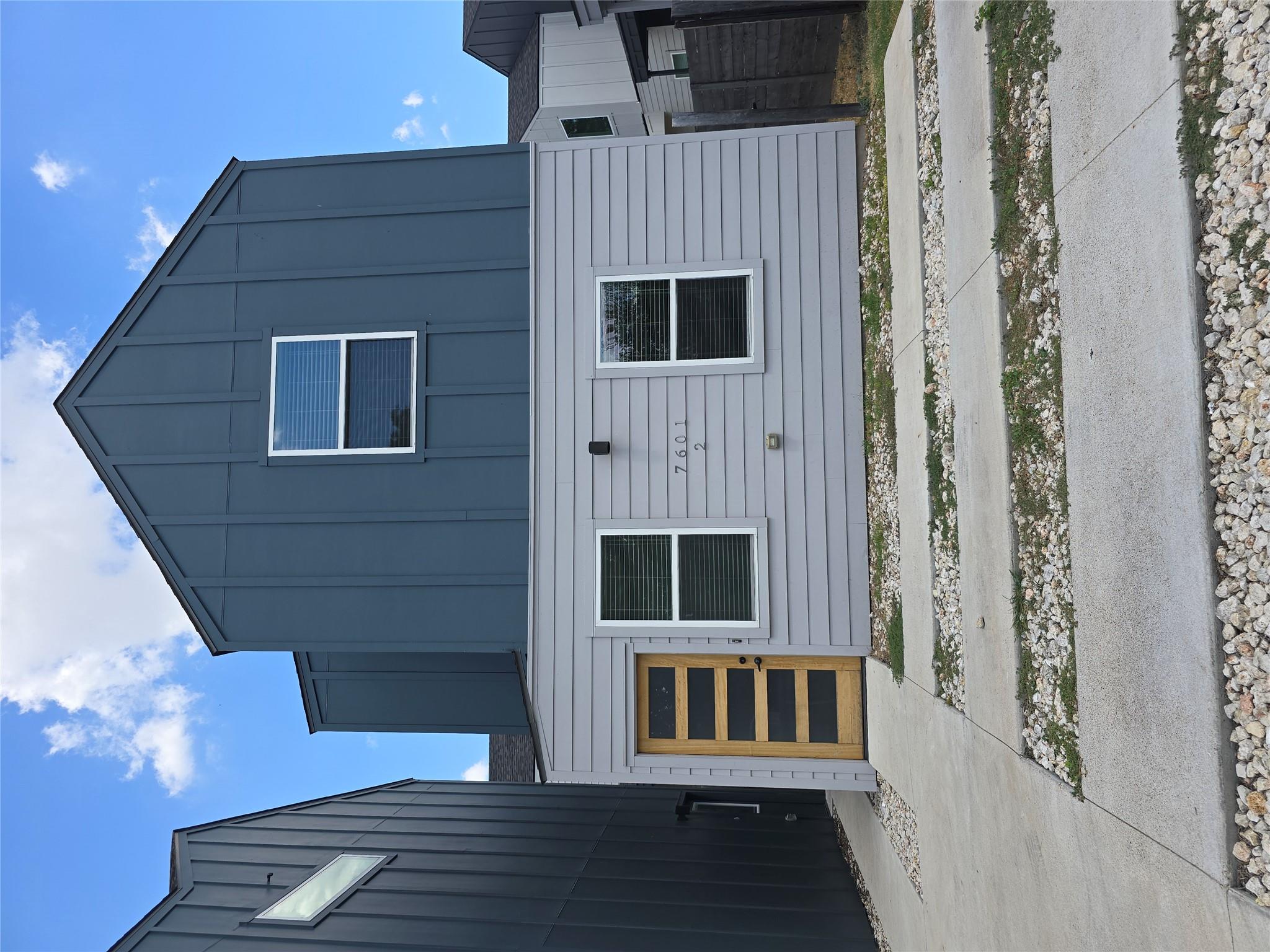 Listing photo 1 of 7601  Carver Ave  #2